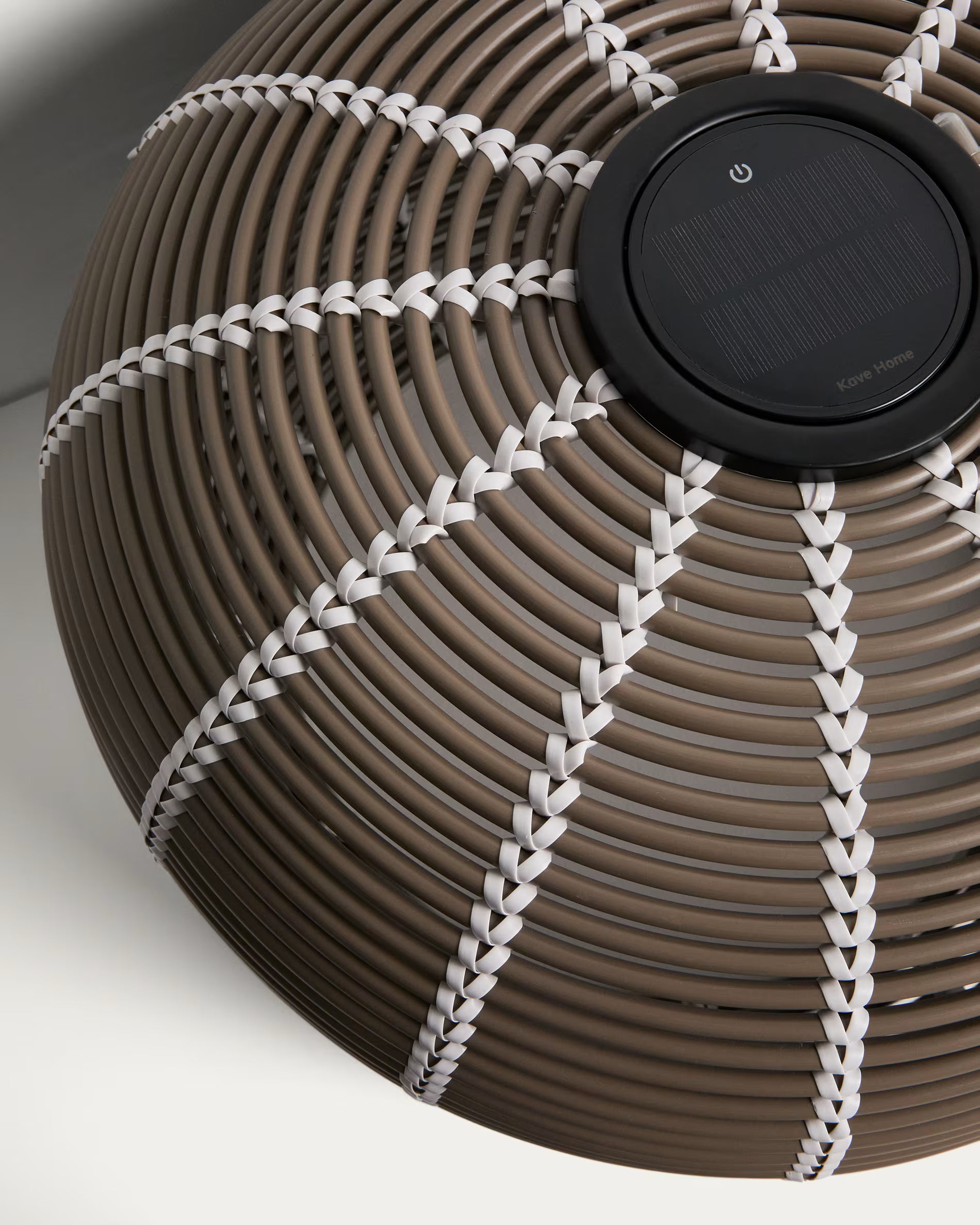 Lampa ogrodowa solarna GAROINA taupe syntetyczny rattan – Kave Home