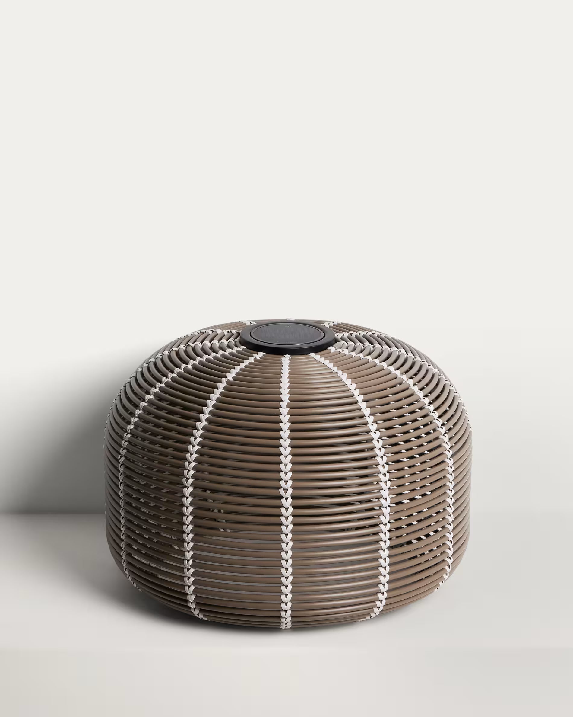 Lampa ogrodowa solarna GAROINA taupe syntetyczny rattan – Kave Home