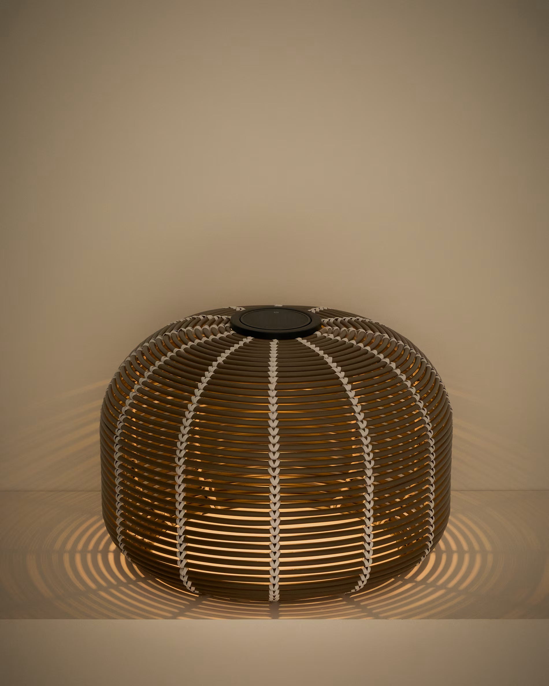 Lampa ogrodowa solarna GAROINA taupe syntetyczny rattan – Kave Home