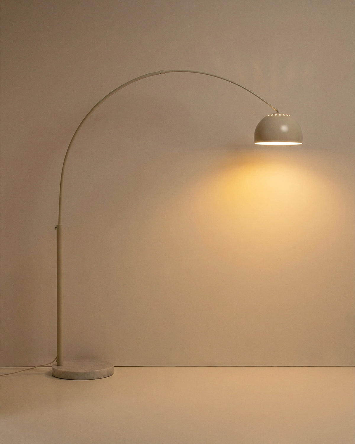 Lampa podłogowa MADALI biały stal i marmur – ujęcie 5