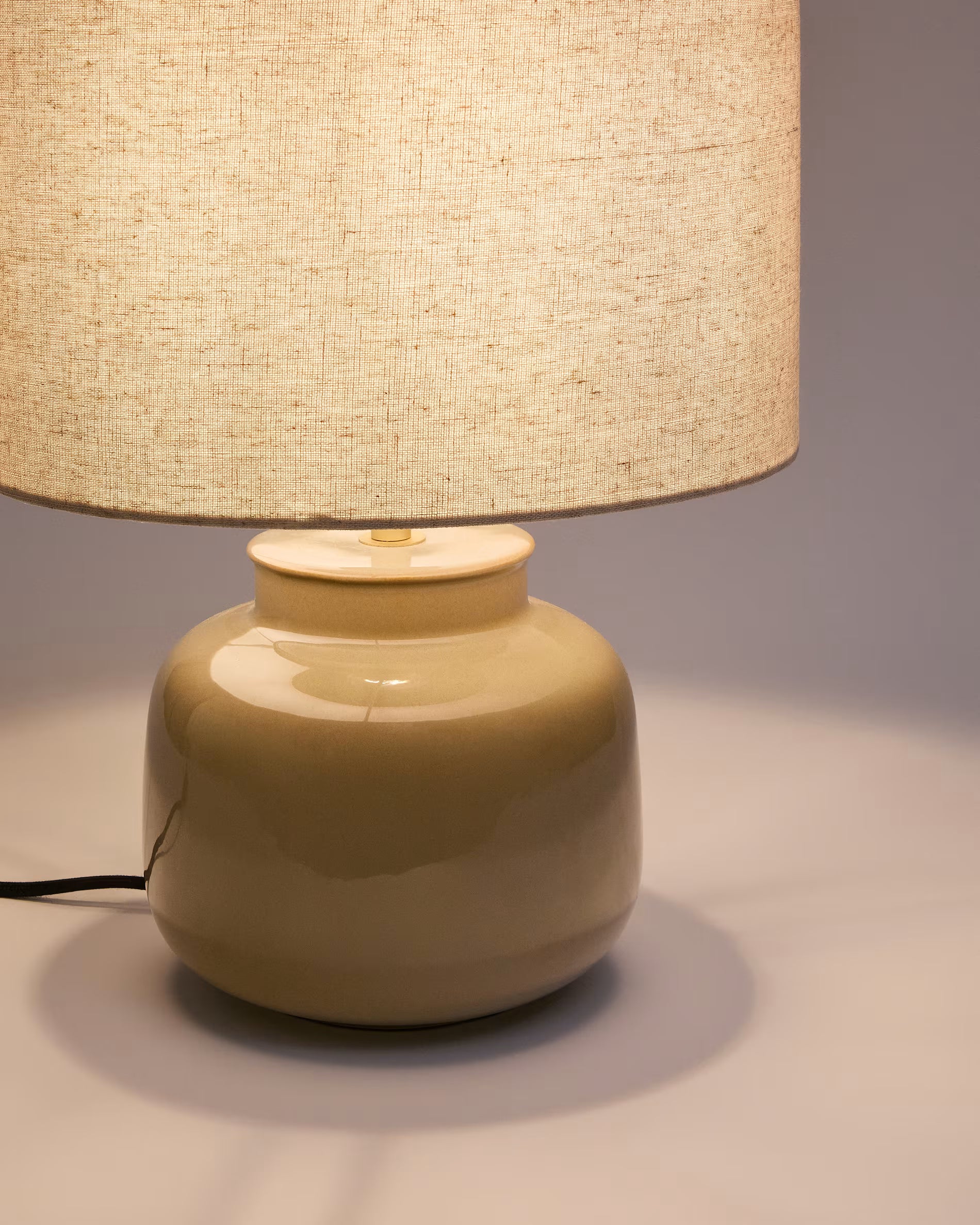 Lampa stołowa TAY beżowy klosz z zieloną podstawą – styl nowoczesny