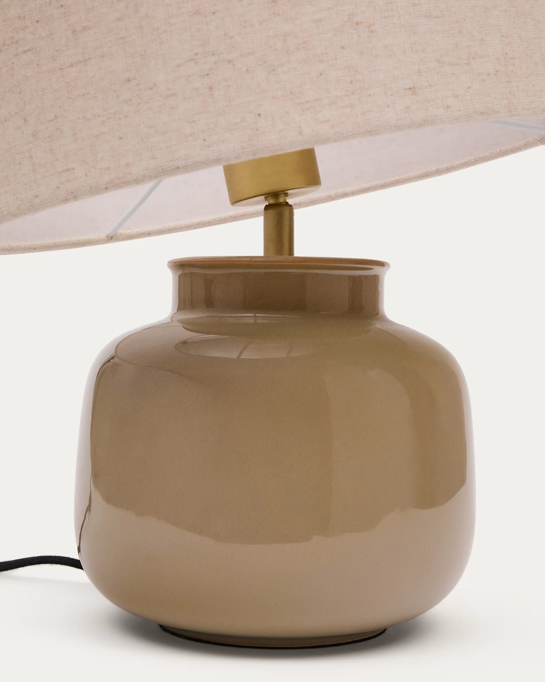 Lampa stołowa TAY beżowy klosz z zieloną podstawą – ceramika, Kave Home