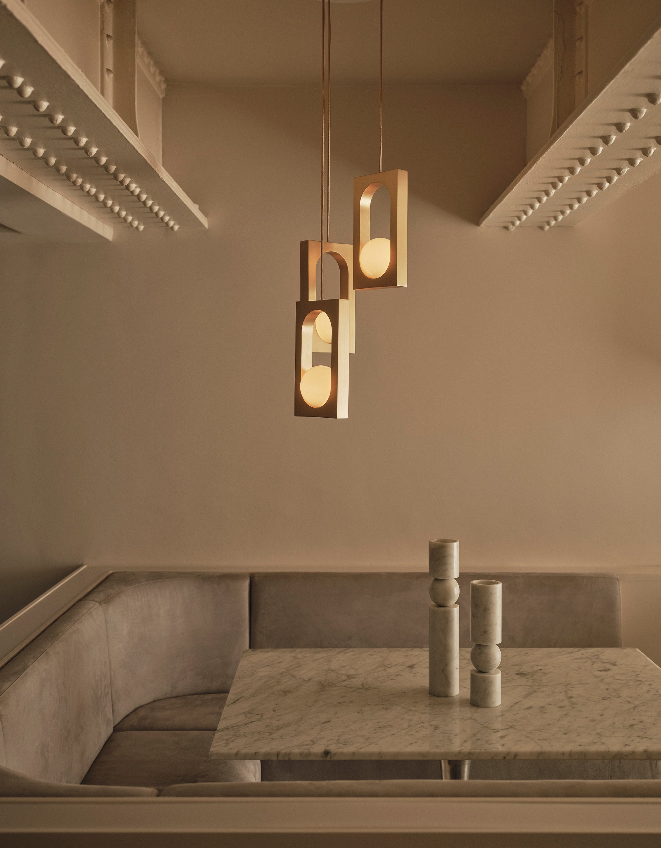 Hanglamp 3-punts MYTHOS met opaal glazen kap en messing.