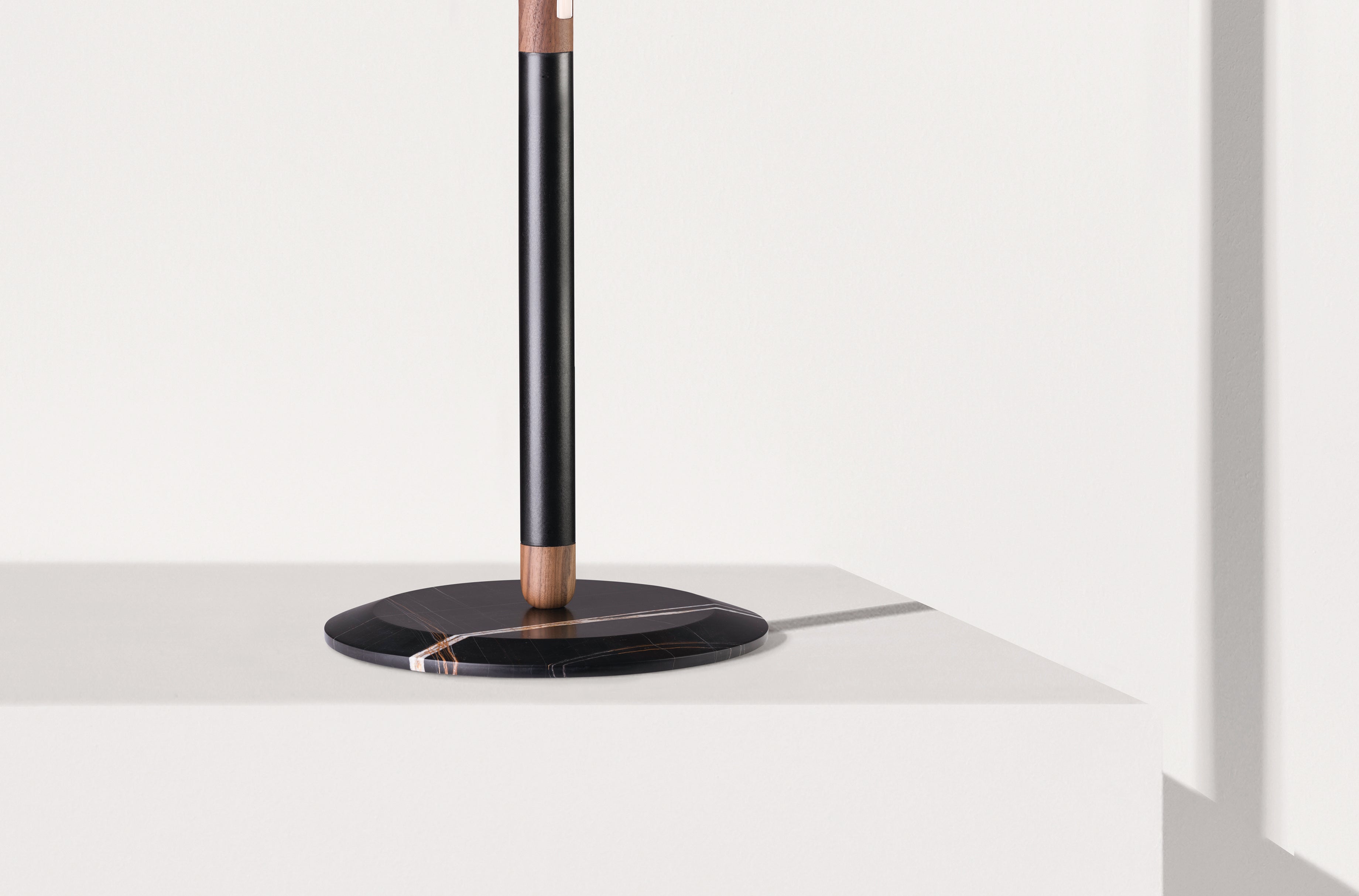 Stehlampe LINEA UNO aus Nussbaumholz mit grafitfarbener Oberfläche und Marmorsockel