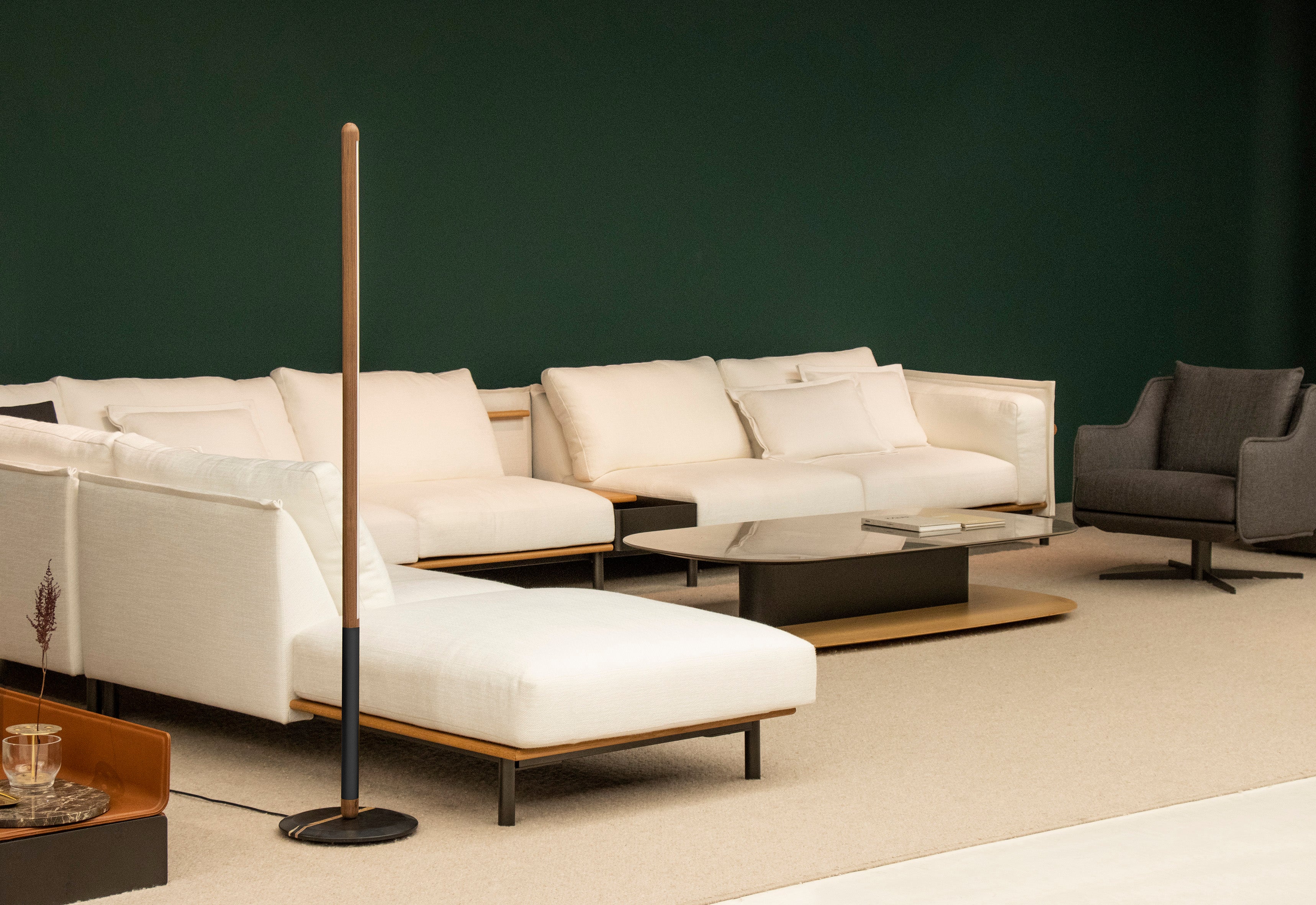 Stehlampe LINEA UNO aus Nussbaumholz mit grafitfarbener Oberfläche und Marmorsockel