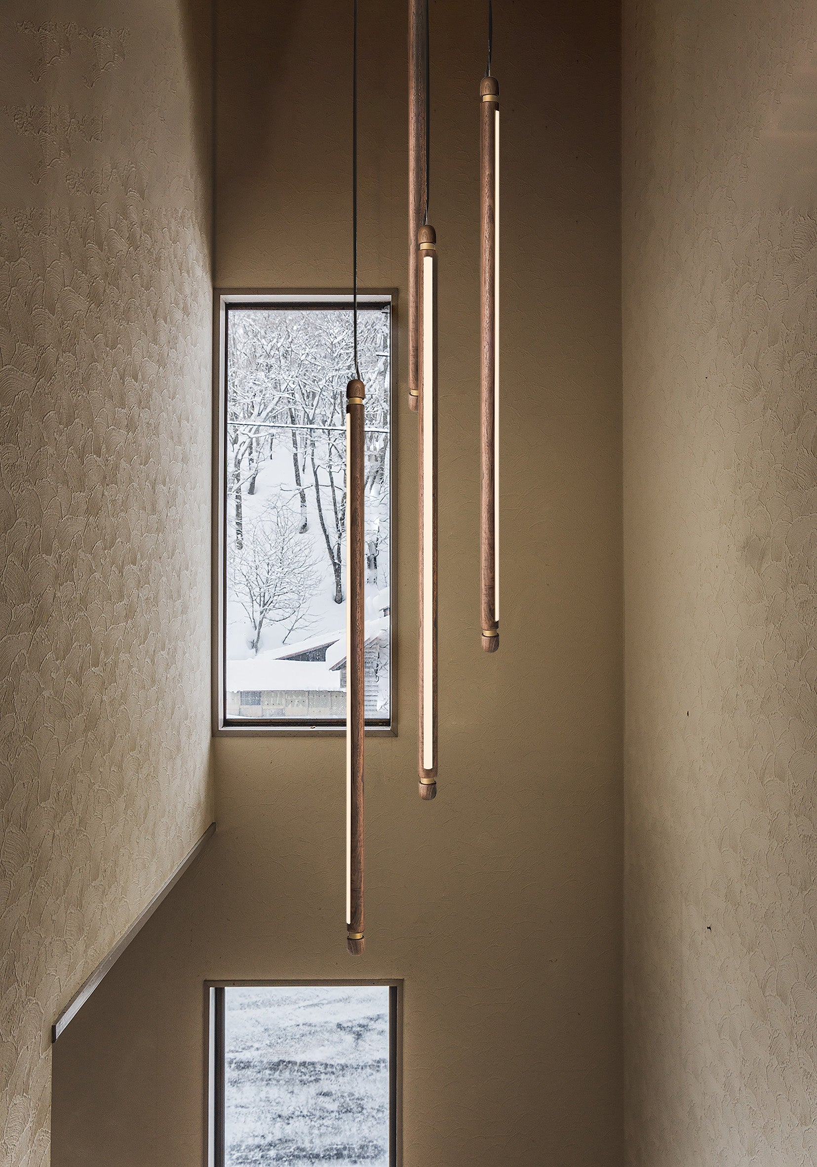 Pendelleuchte LINEA V aus Nussbaum mit messingfarbener Oberfläche