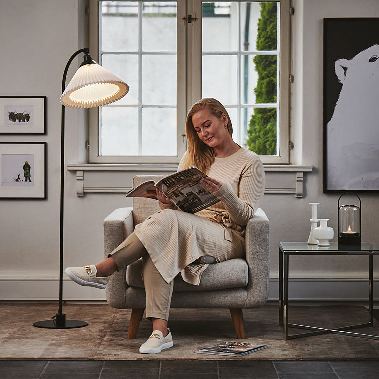 Vloerlamp MODEL 368 wit met zwarte voet