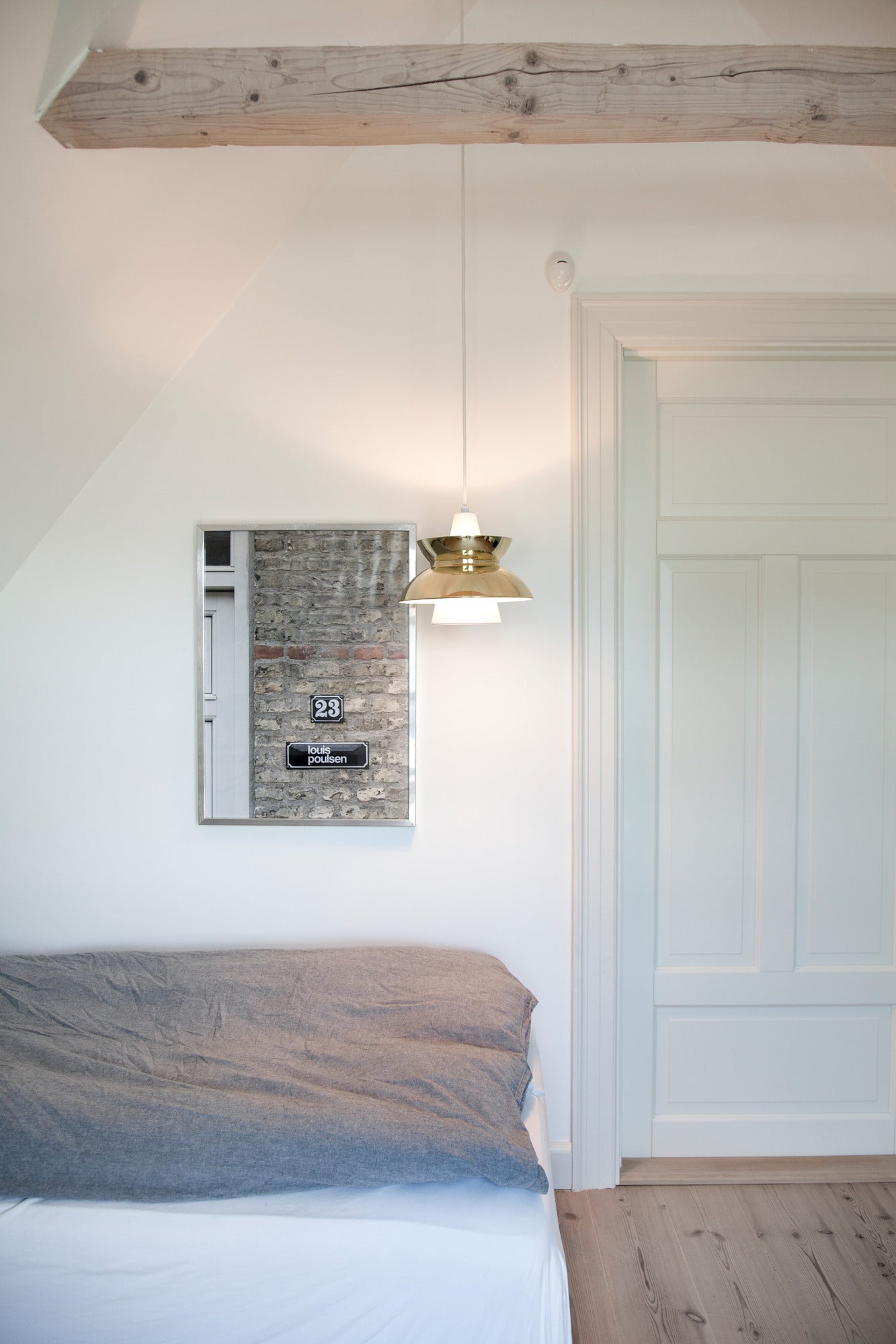 Pendelleuchte DOO-WOP weiß mit messingfarbener Oberfläche