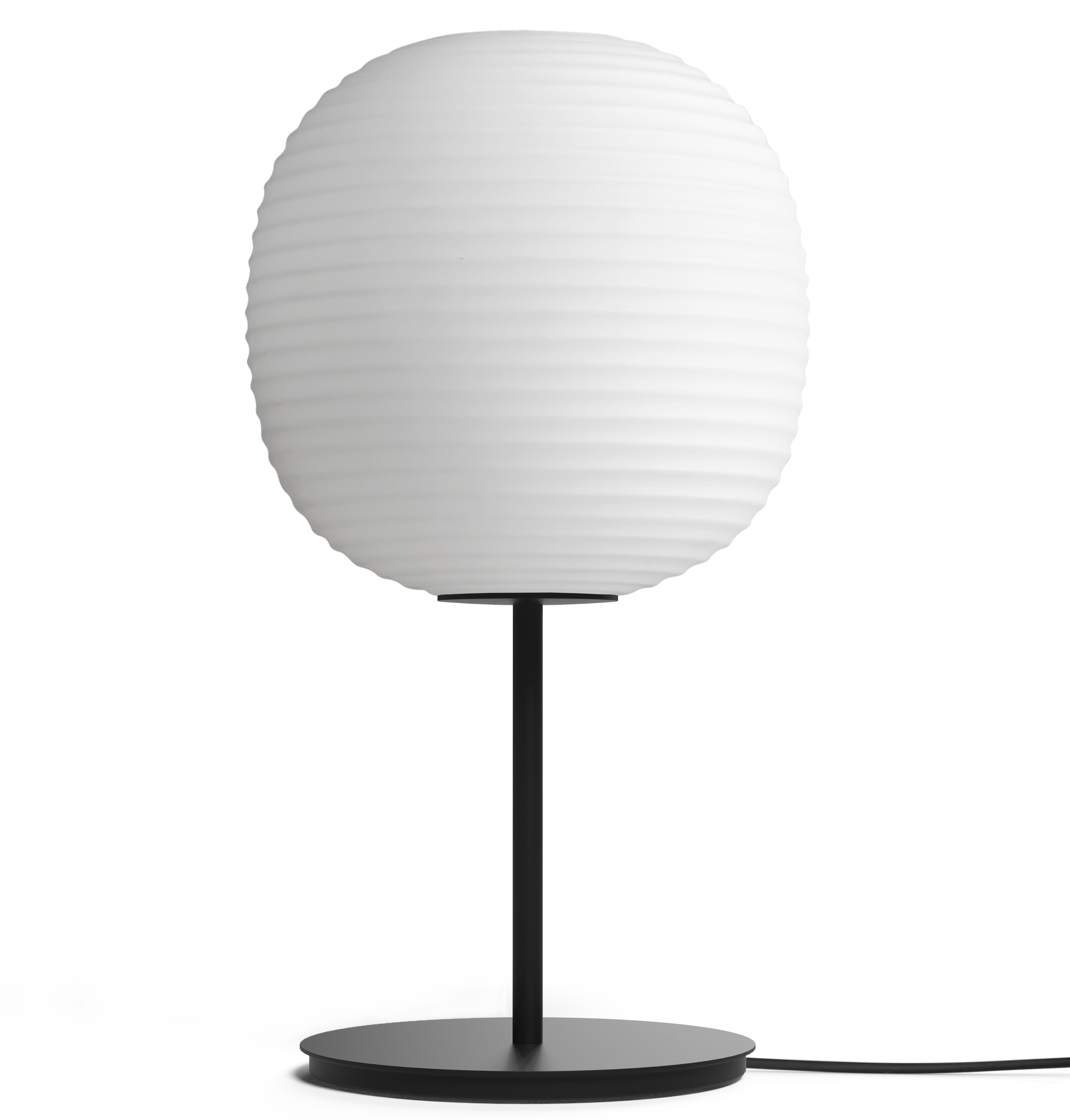Lantern weiße Tischlampe mit einer schwarzen Basis