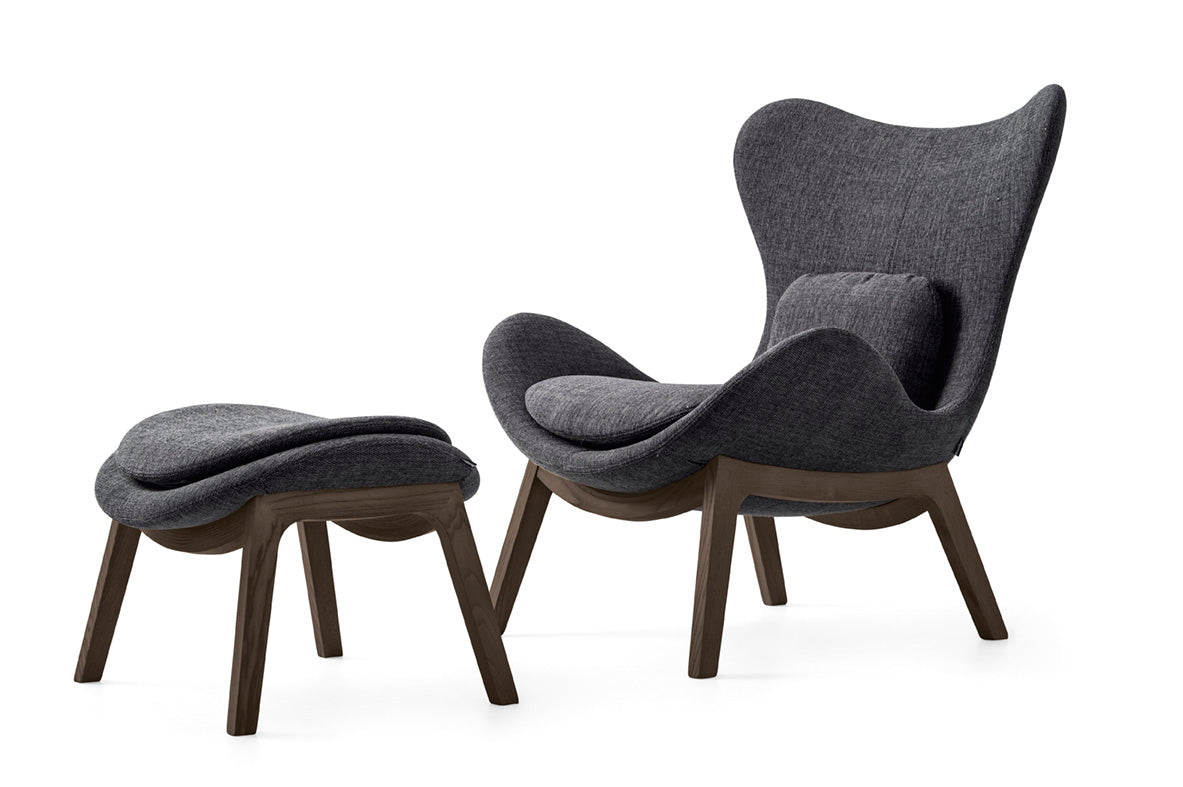 Fauteuil LAZY gestoffeerd met een donkere houten basis