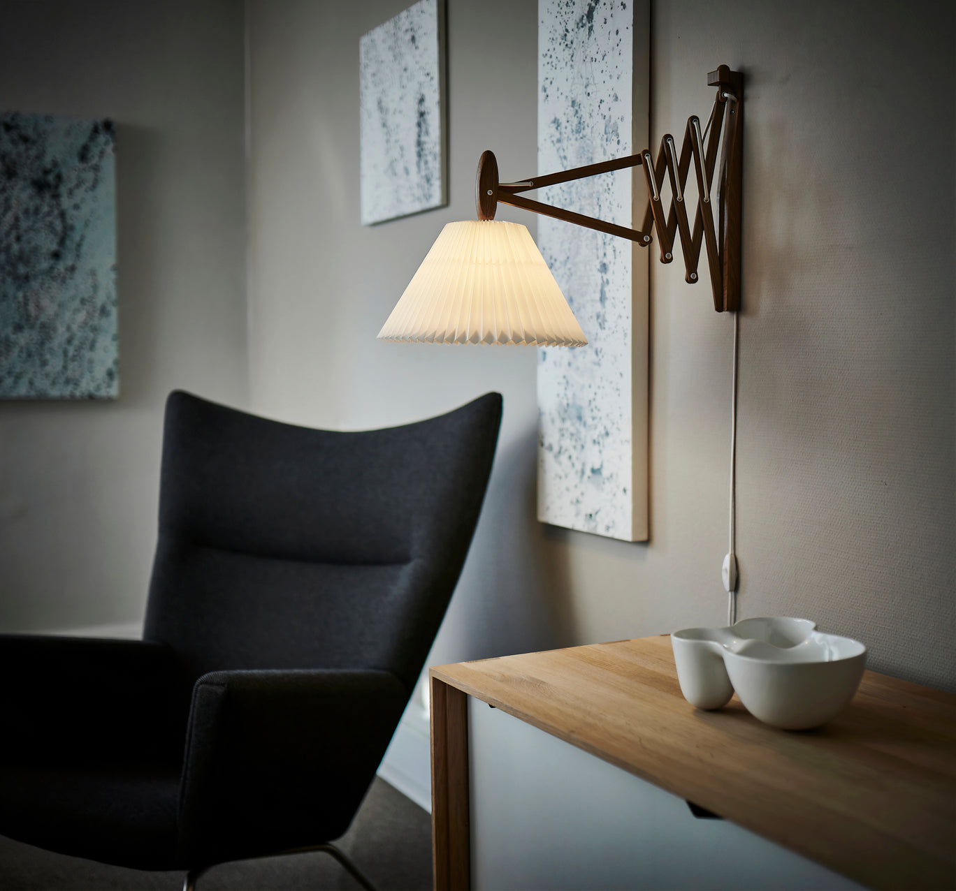 Wandlamp MODEL 233 2/21 SAX wit met een donkere eiken basis