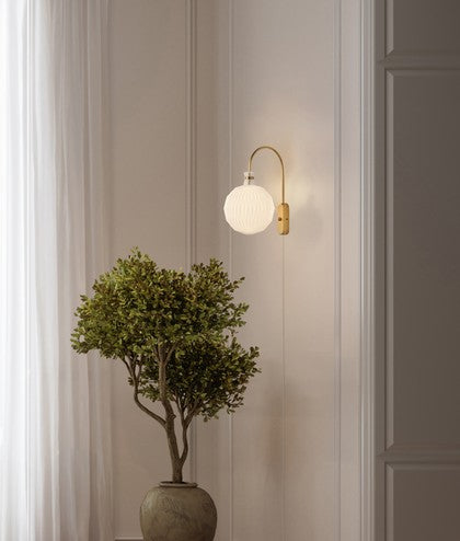 Lampa ścienna MODEL 201 biały z mosiężną podstawą – Le Klint