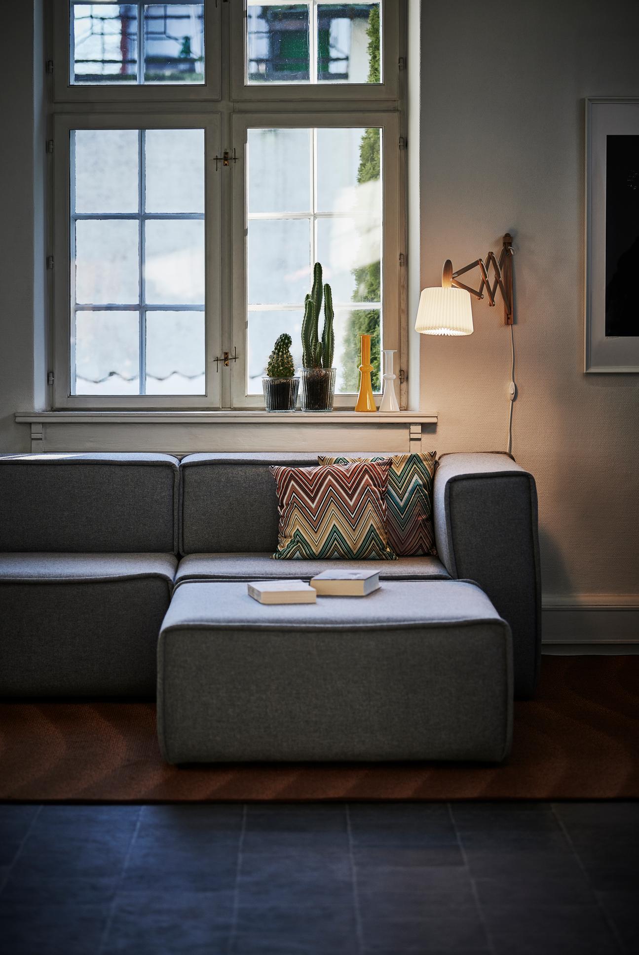 Wandlamp MODEL 223 120 SAX wit met een donkere eiken basis