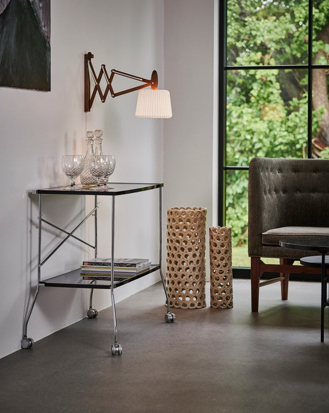 Wandlamp MODEL 223 120 SAX wit met een donkere eiken basis