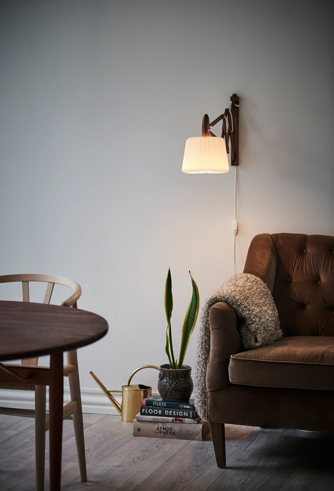 Wandlamp MODEL 223 120 SAX wit met een lichte eiken basis