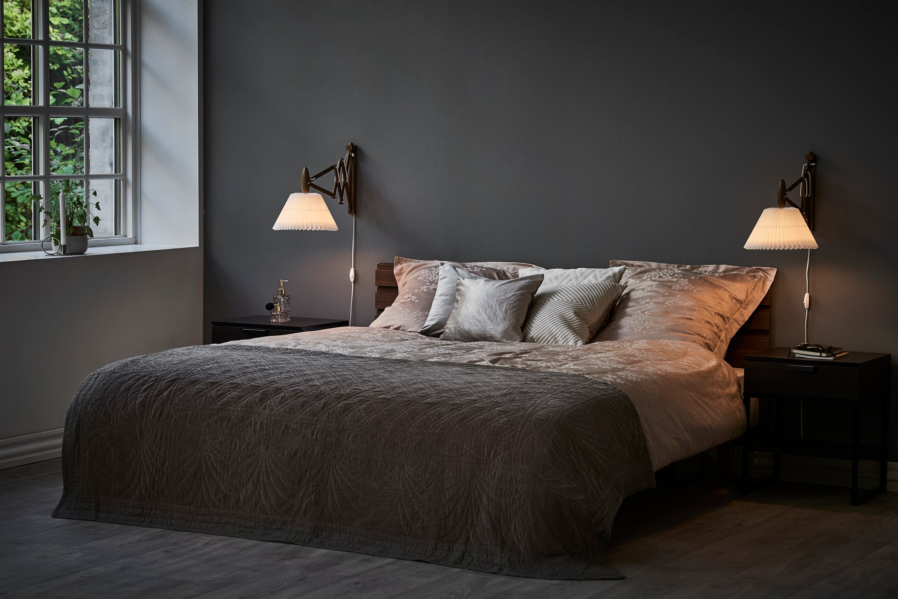 Wandlamp MODEL 223 2/17 SAX wit met een donkere eiken basis