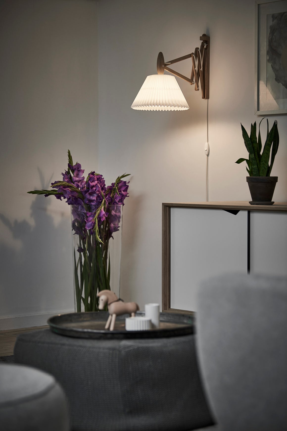 Wandlamp MODEL 223 2/17 SAX wit met een donkere eiken basis
