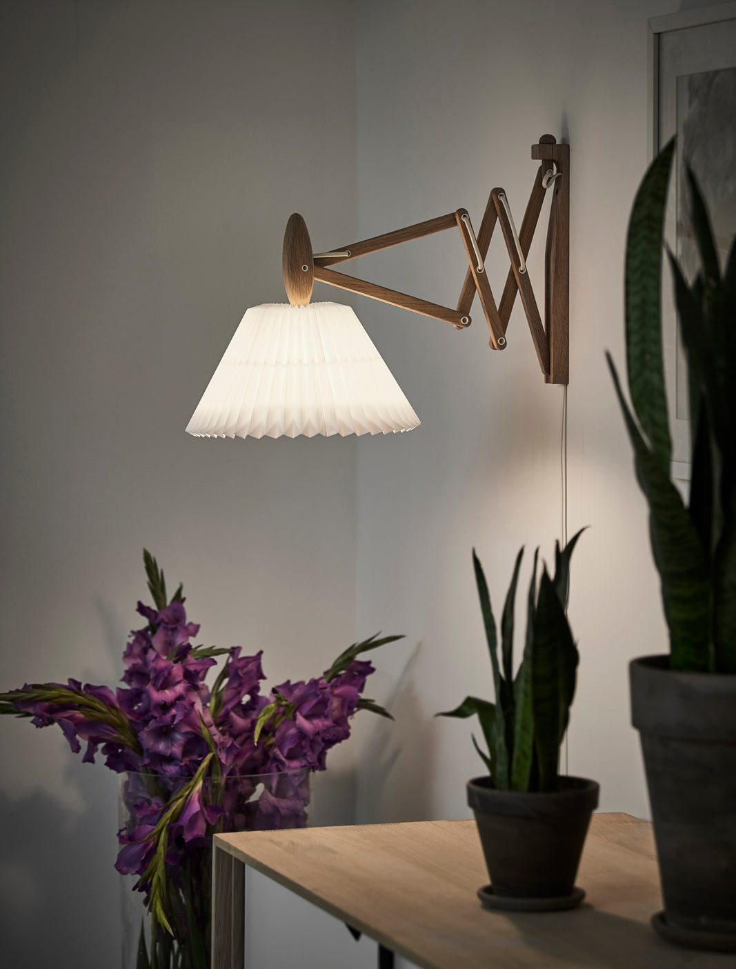 Wandlamp MODEL 223 2/17 SAX wit met een donkere eiken basis