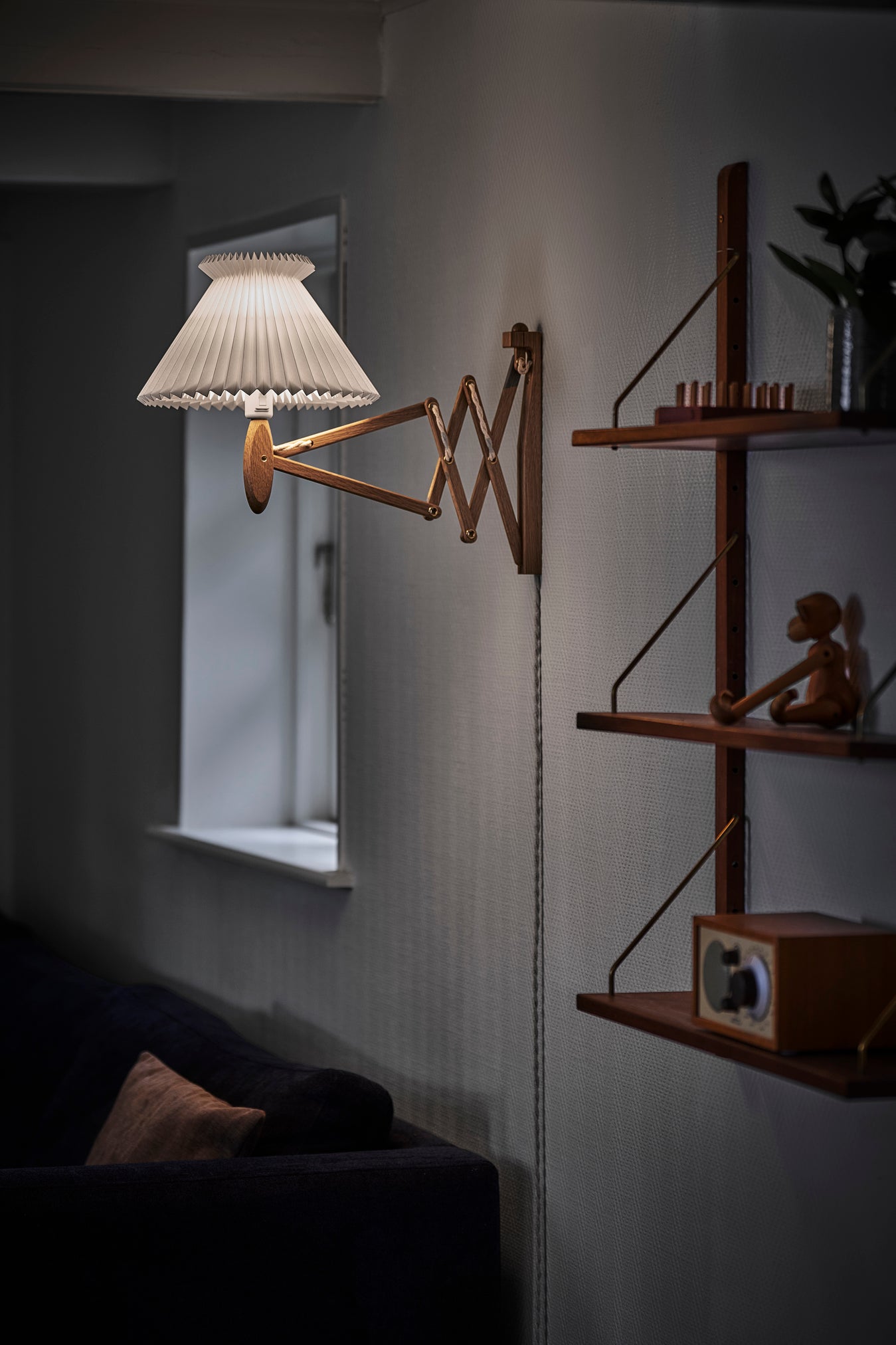 Wall lamp MODEL 224 6/21 SAX ANNIVERSARY white with oak base