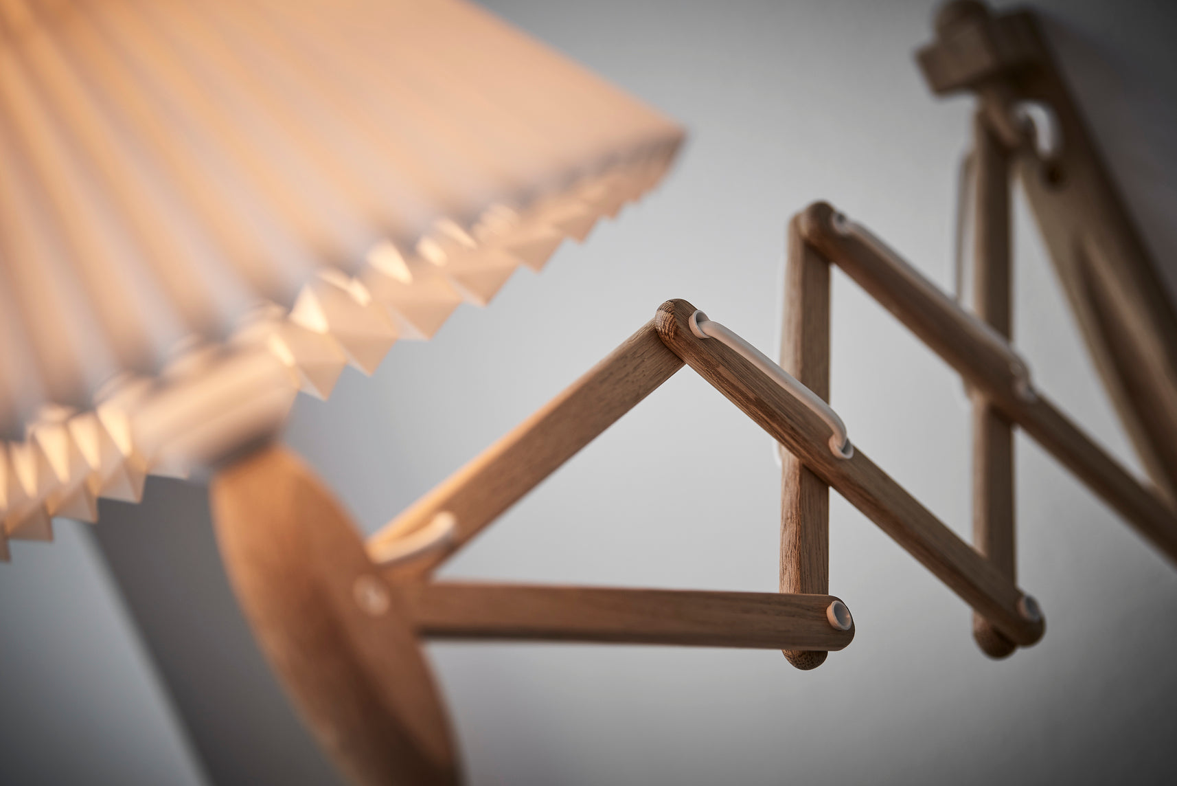 Wall lamp MODEL 224 6/17 SAX white with dark oak base