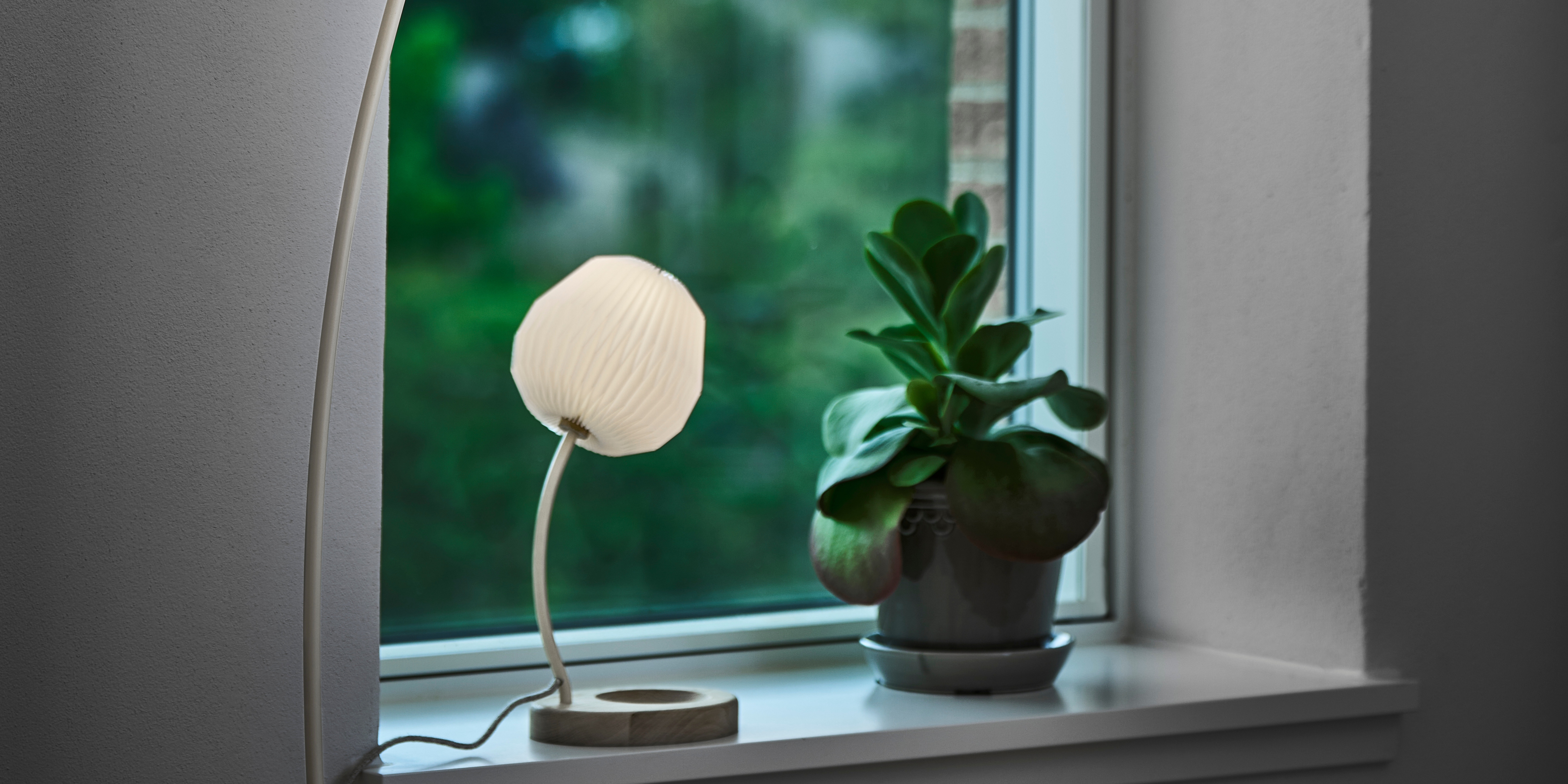 Tafellamp MODEL 328 wit met eikenhouten voet