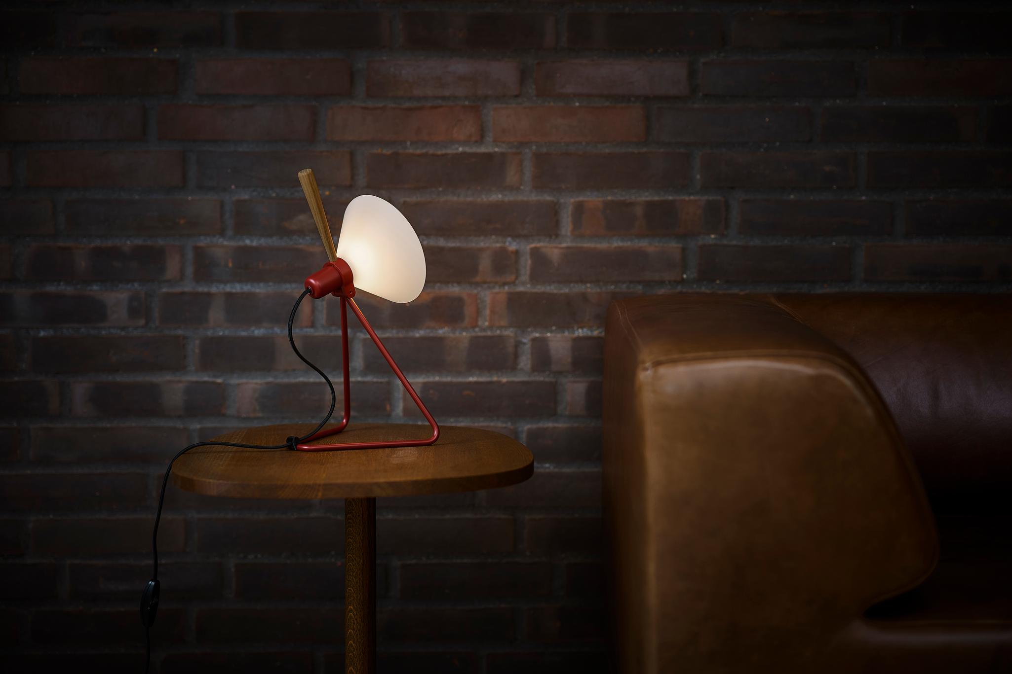 Lampa stołowa MODEL 356 SPOT czerwony – Le Klint