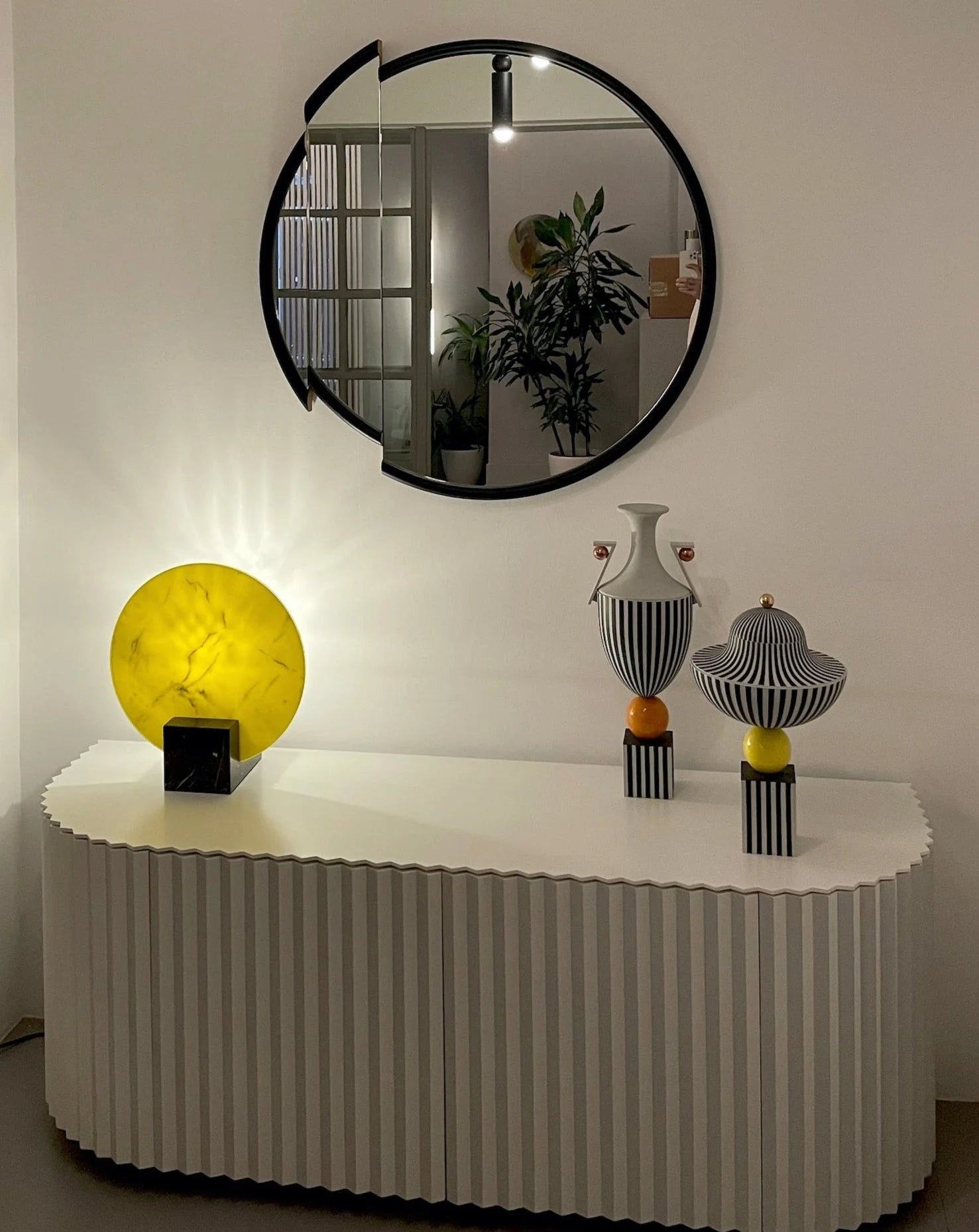 Tafellamp ACID MARBLE in zuurgeel met een zwarte marmeren voet
