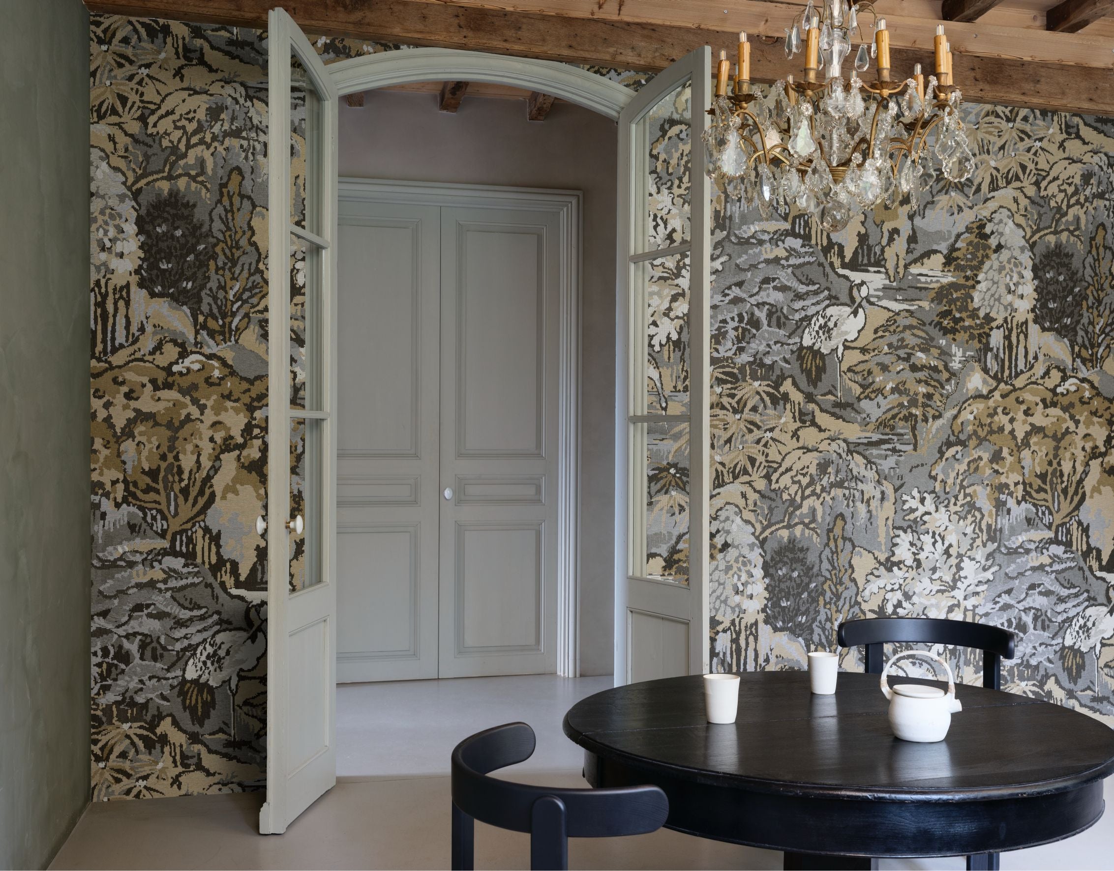 Textielbehang met plantaal en dierlijk motief RIVERBANK grijs met bruin