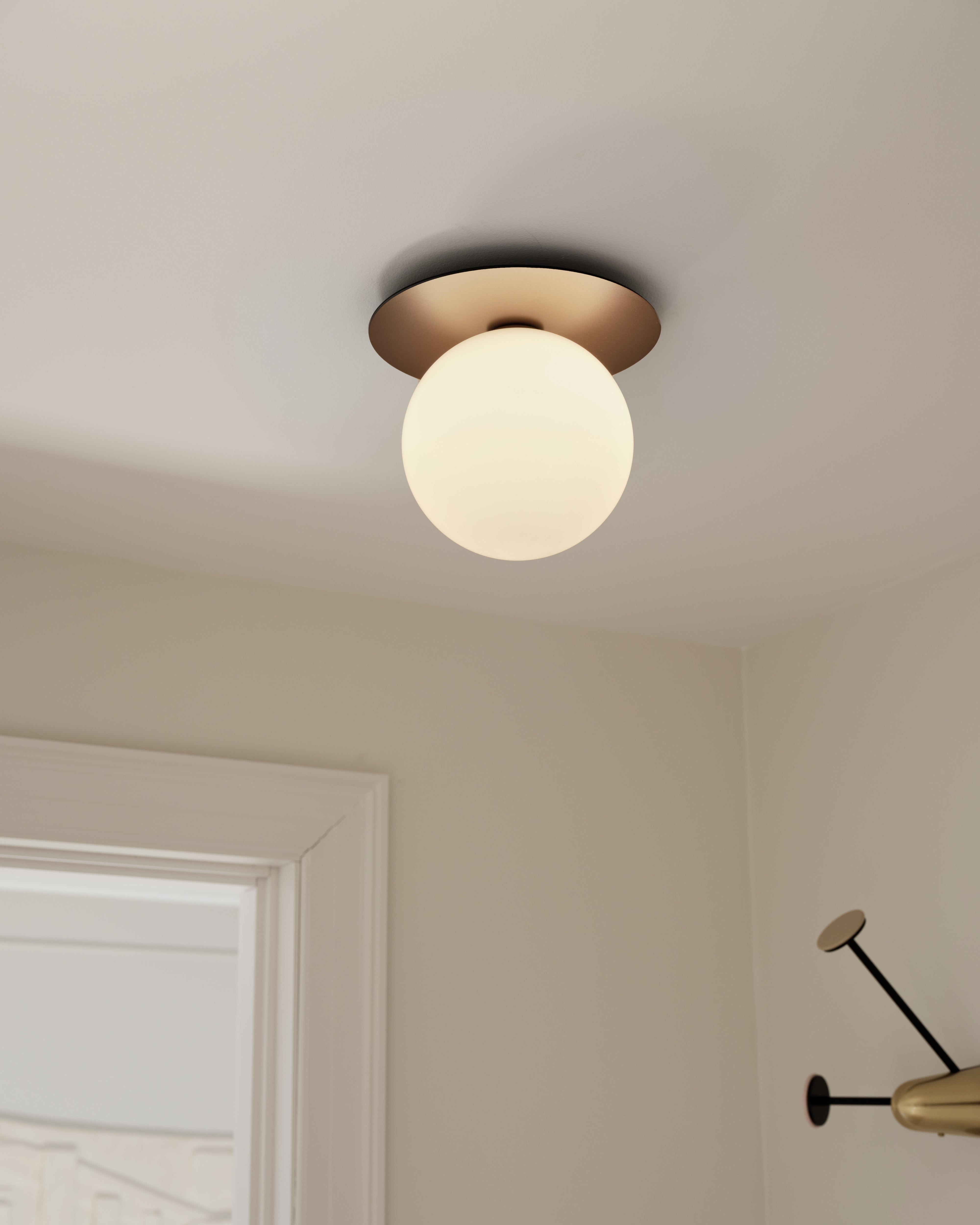 Kinkiet podtynkowy LIILA ciemnobrązowy z opalowym szkłem – Nuura