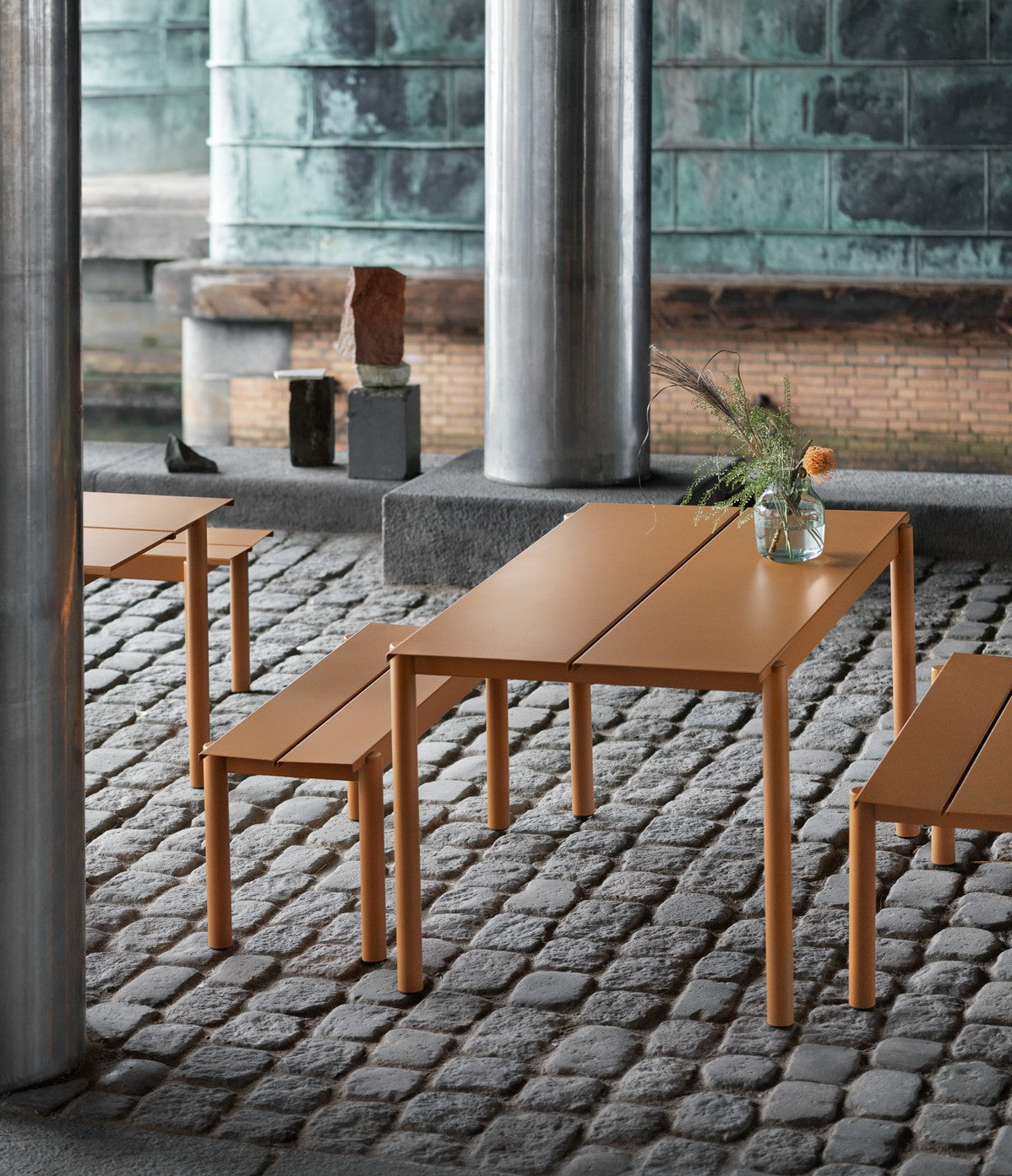 Buiten tafel LINEAR oranje staal