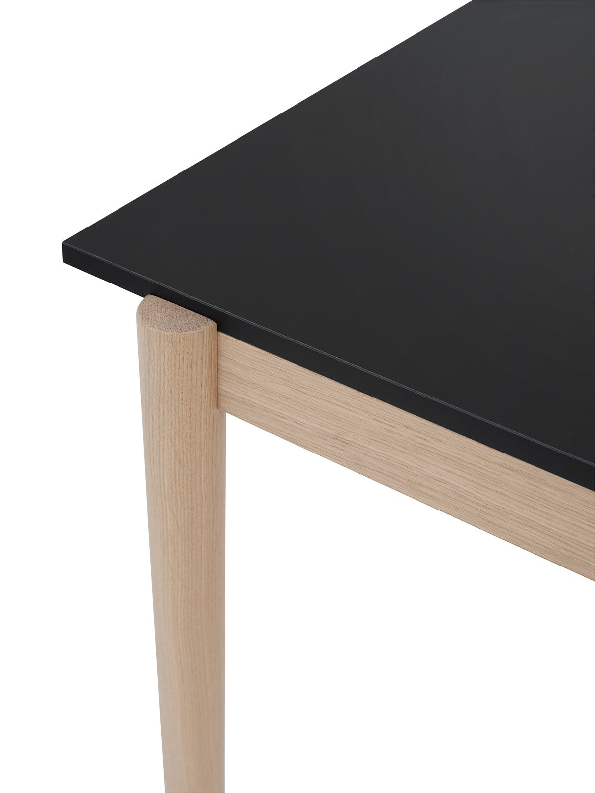 Bürotisch LINEAR SYSTEM - KONFIGURATION 1 schwarzes Nanolaminat mit Eichenbasis