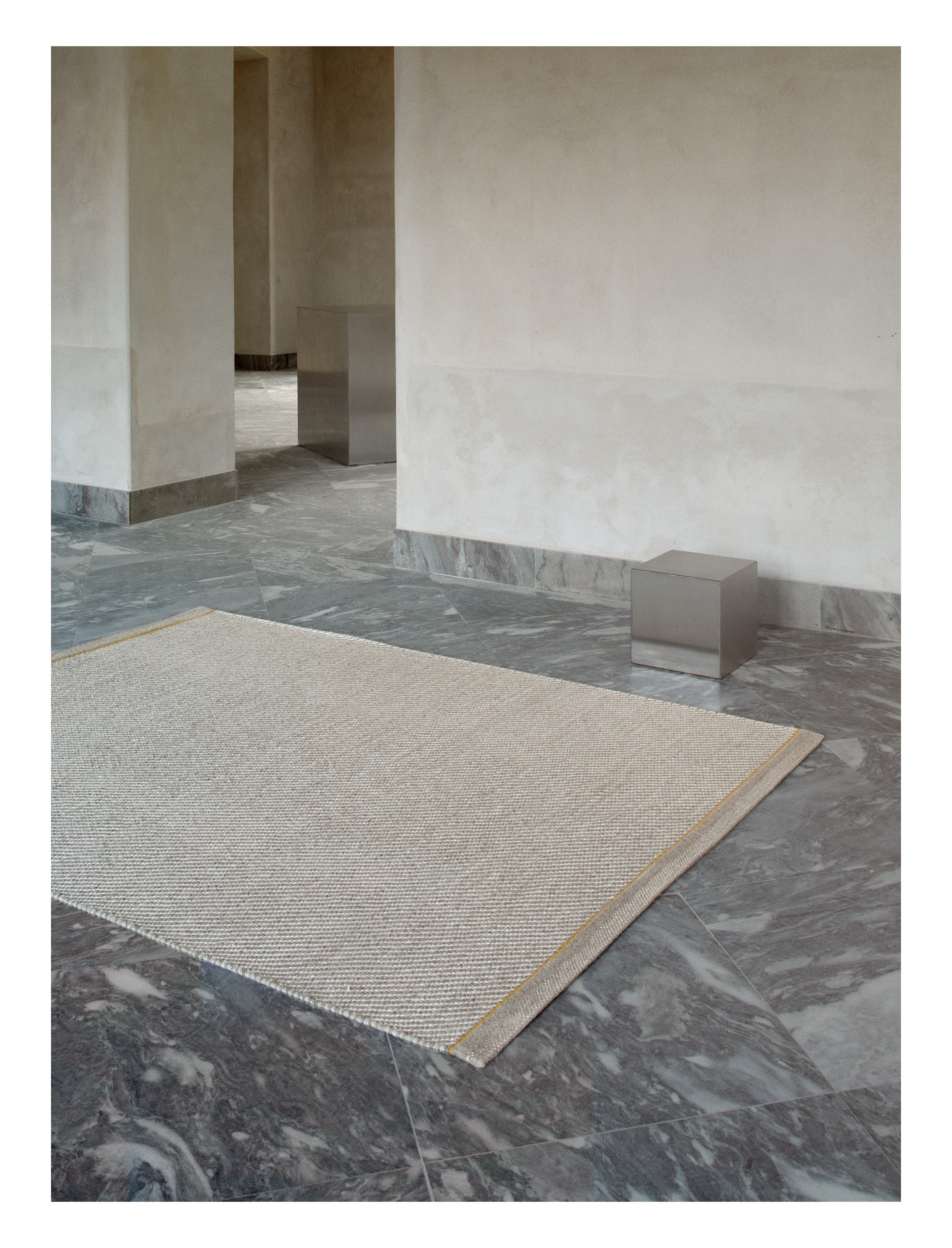 Vloerkleed DAWN LIGHT grijs met mosterdgele streep