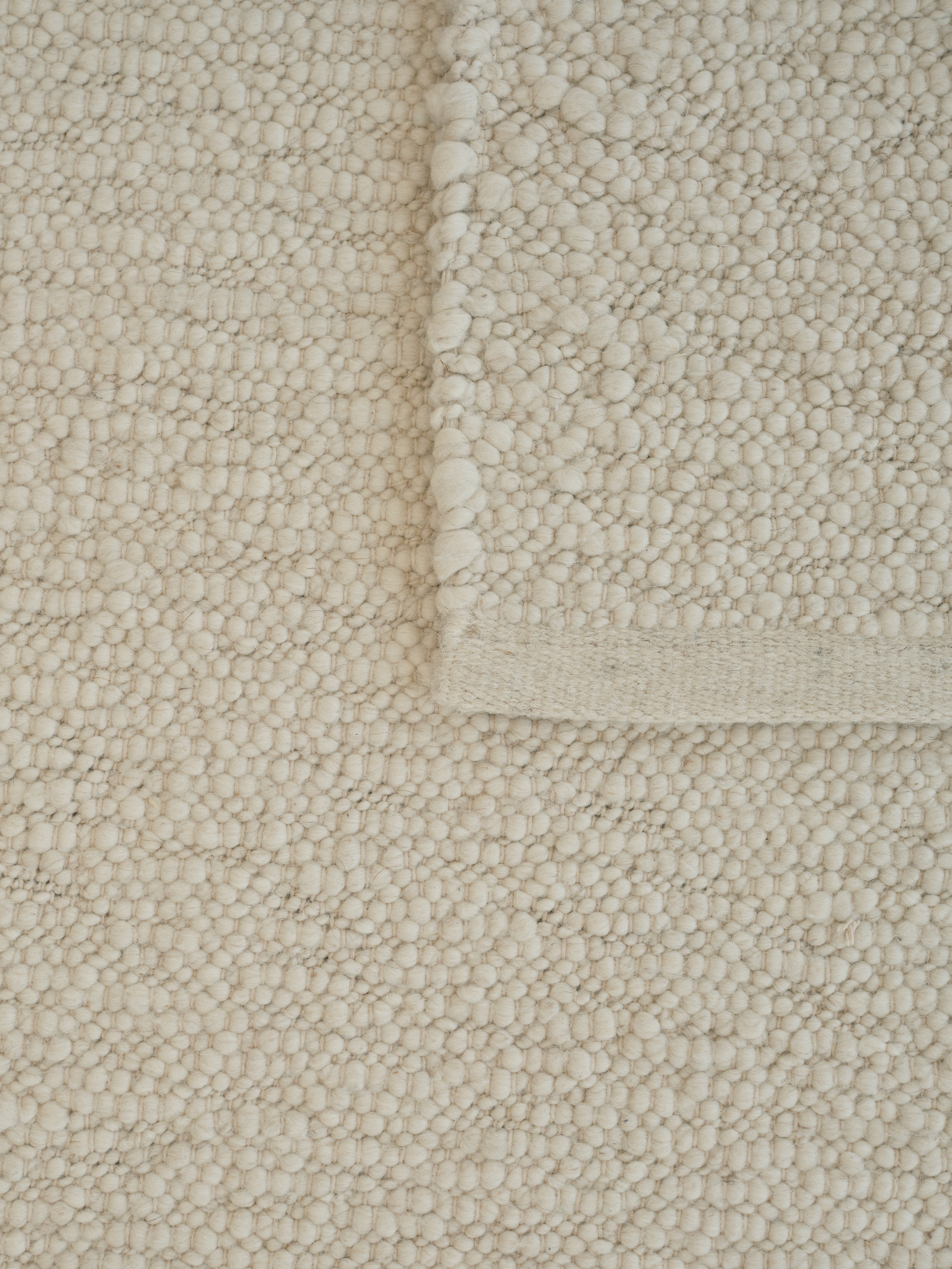 PEBBLED POEM Rug Broken White