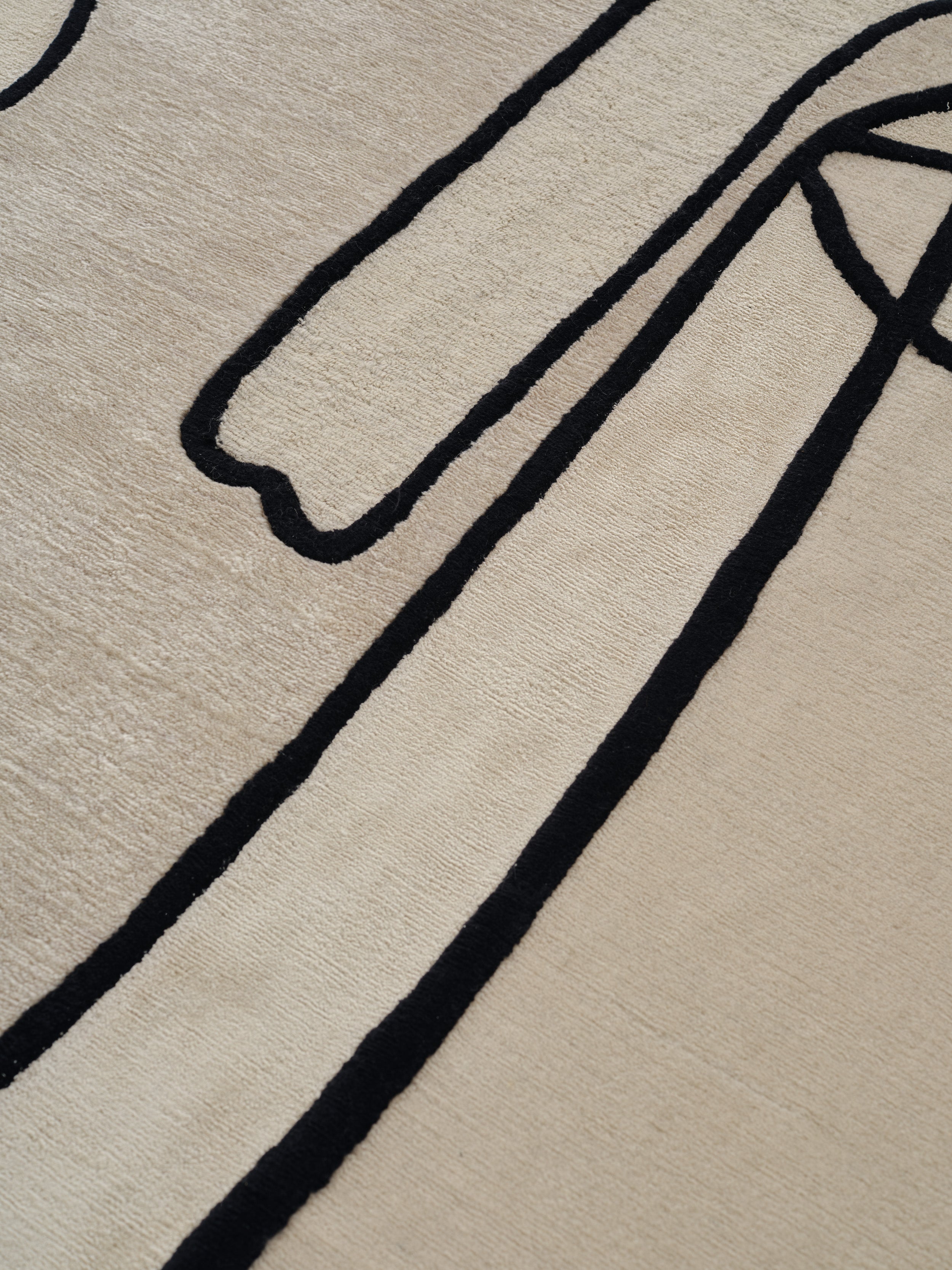 Dekorativer Teppich SLANTED SELF beige mit Schwarz