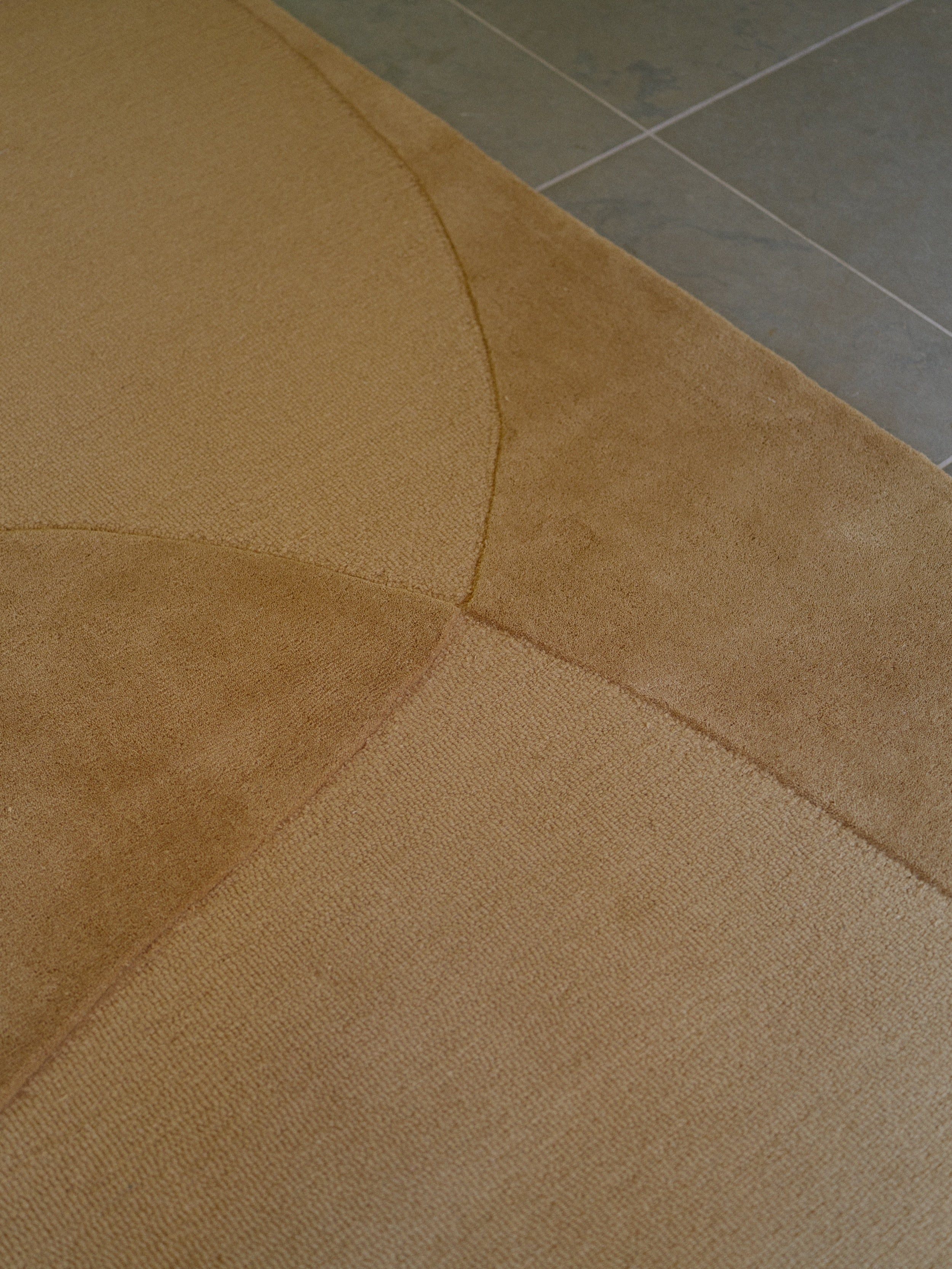 Dywan SPLIT PLAINS musztardowy – Linie Design