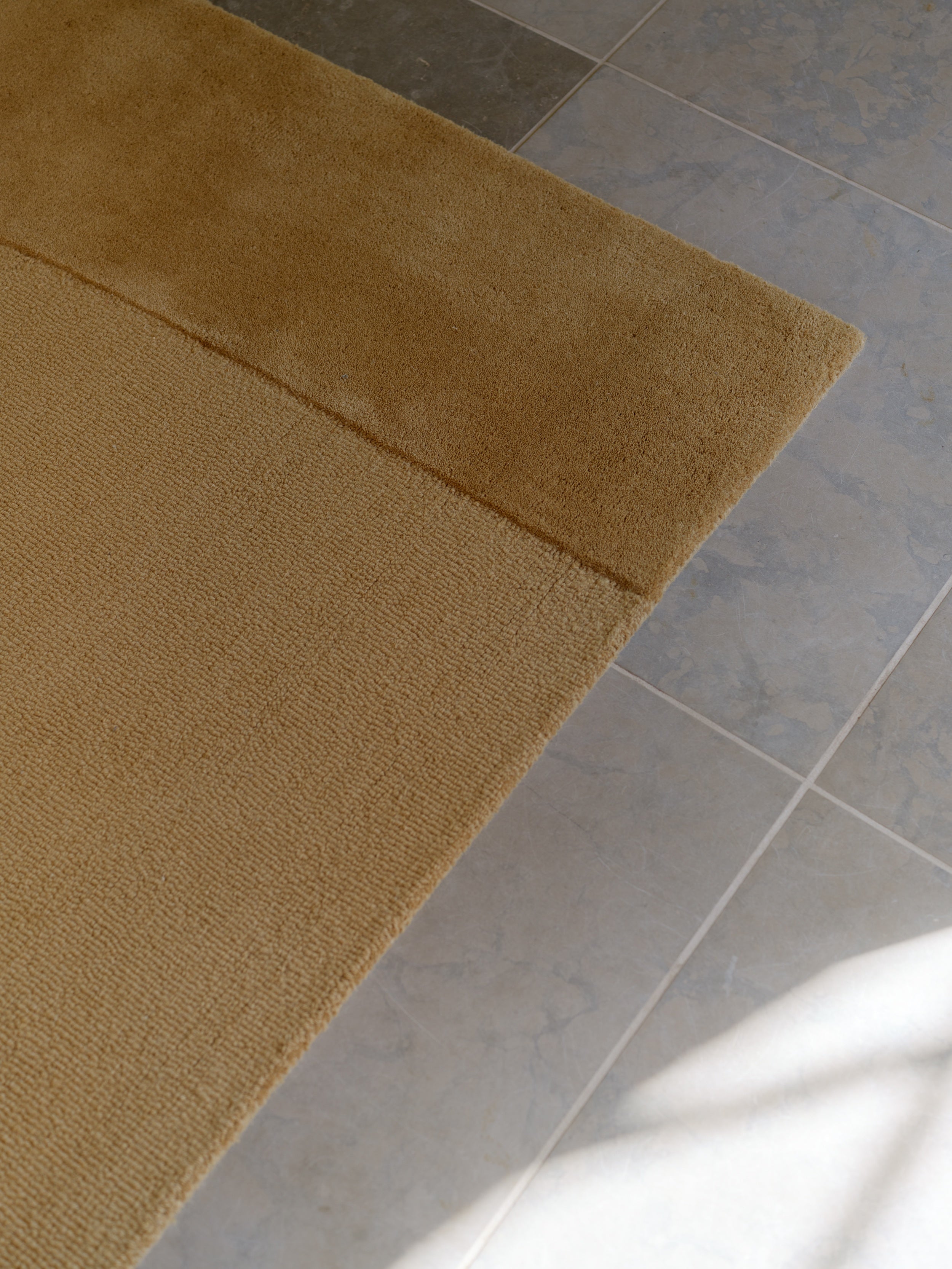 Dywan SPLIT PLAINS musztardowy do salonu – Linie Design