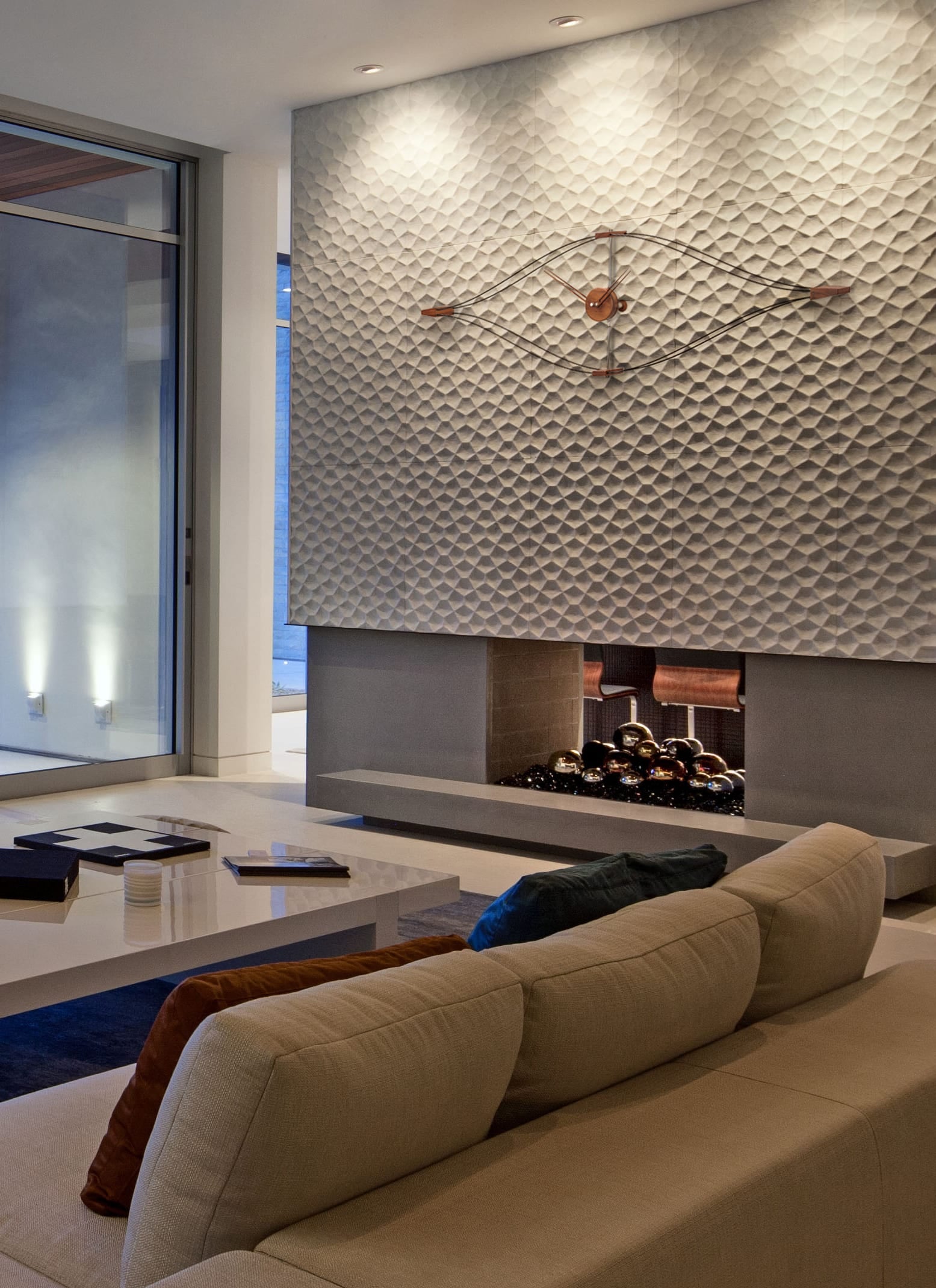 Wandklok LOOK notenhout met chroom en zwart