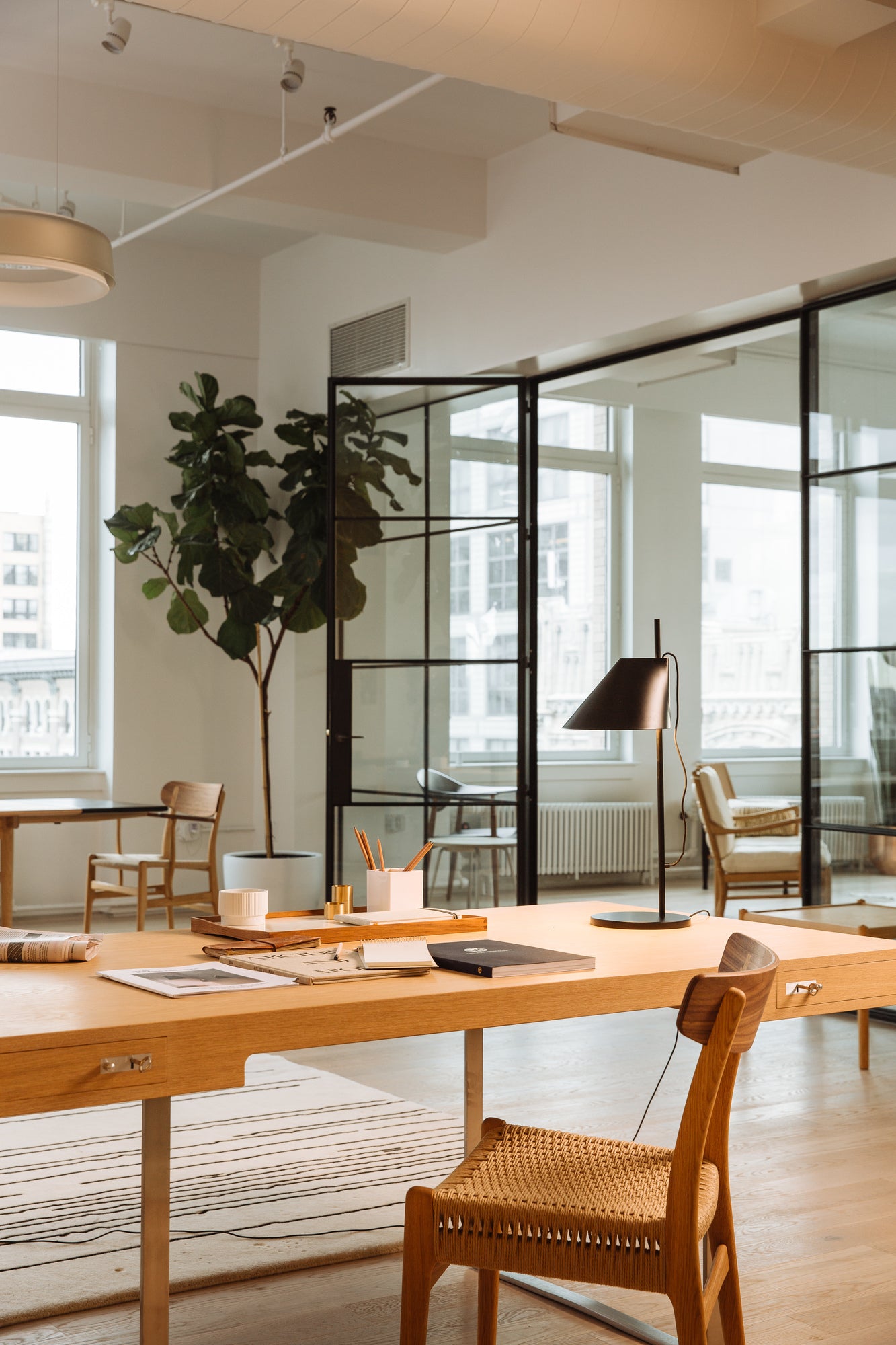Lampa stołowa YUH czarny – styl minimalistyczny