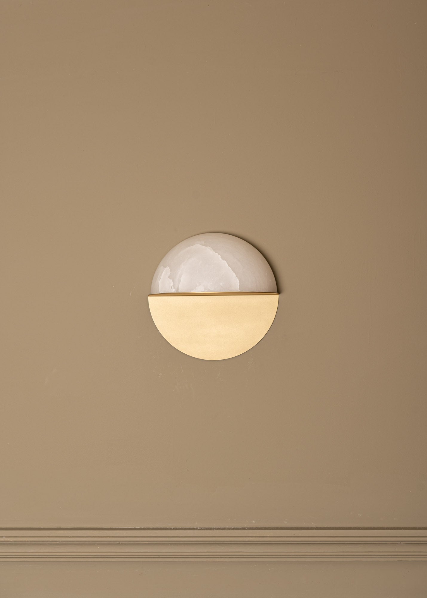 LUNO alabaster wall lamp in white with brass