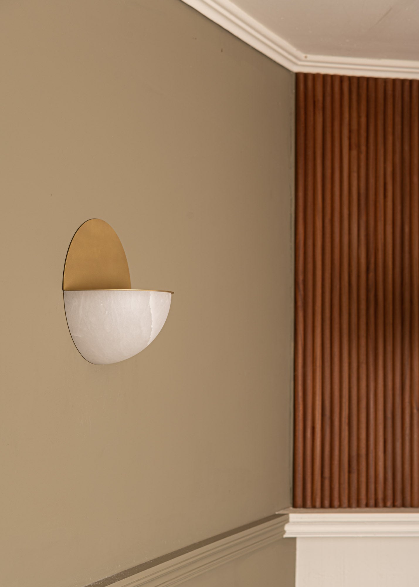 LUNO alabaster wall lamp in white with brass