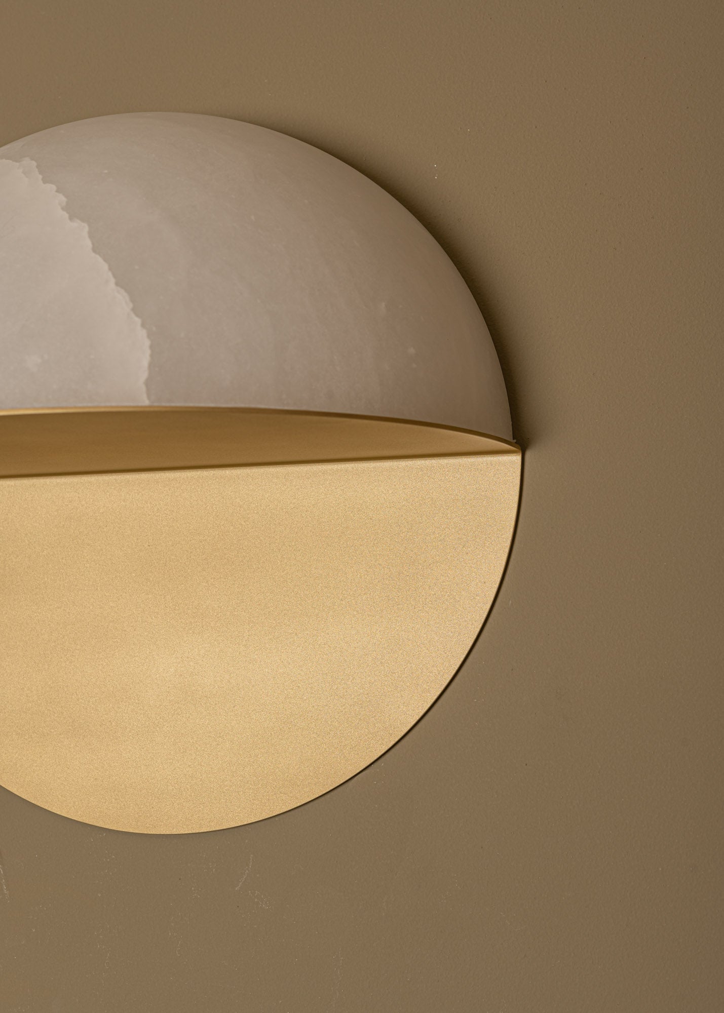 LUNO alabaster wall lamp in white with brass