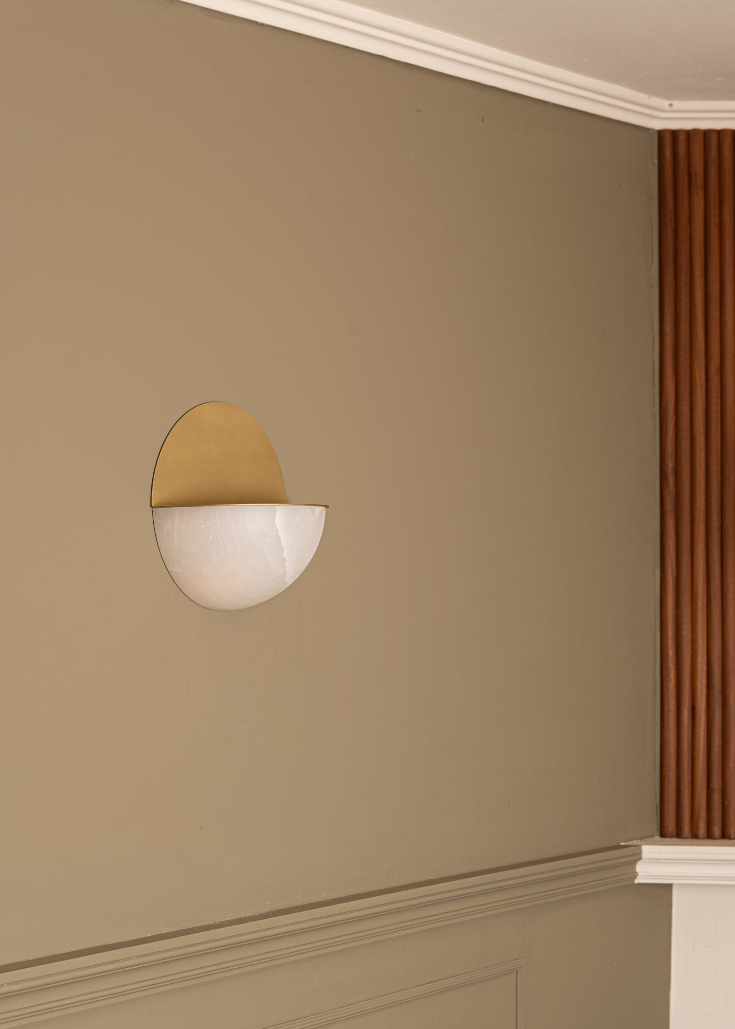 LUNO alabaster wall lamp in white with brass
