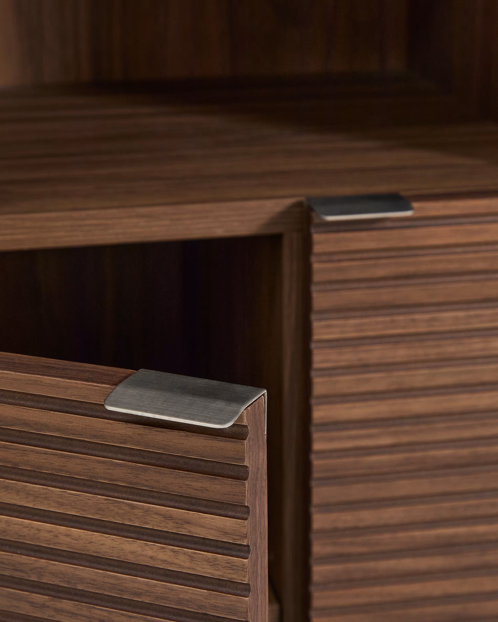 Witryna NORLEN donkerbruin notenhoutfineer