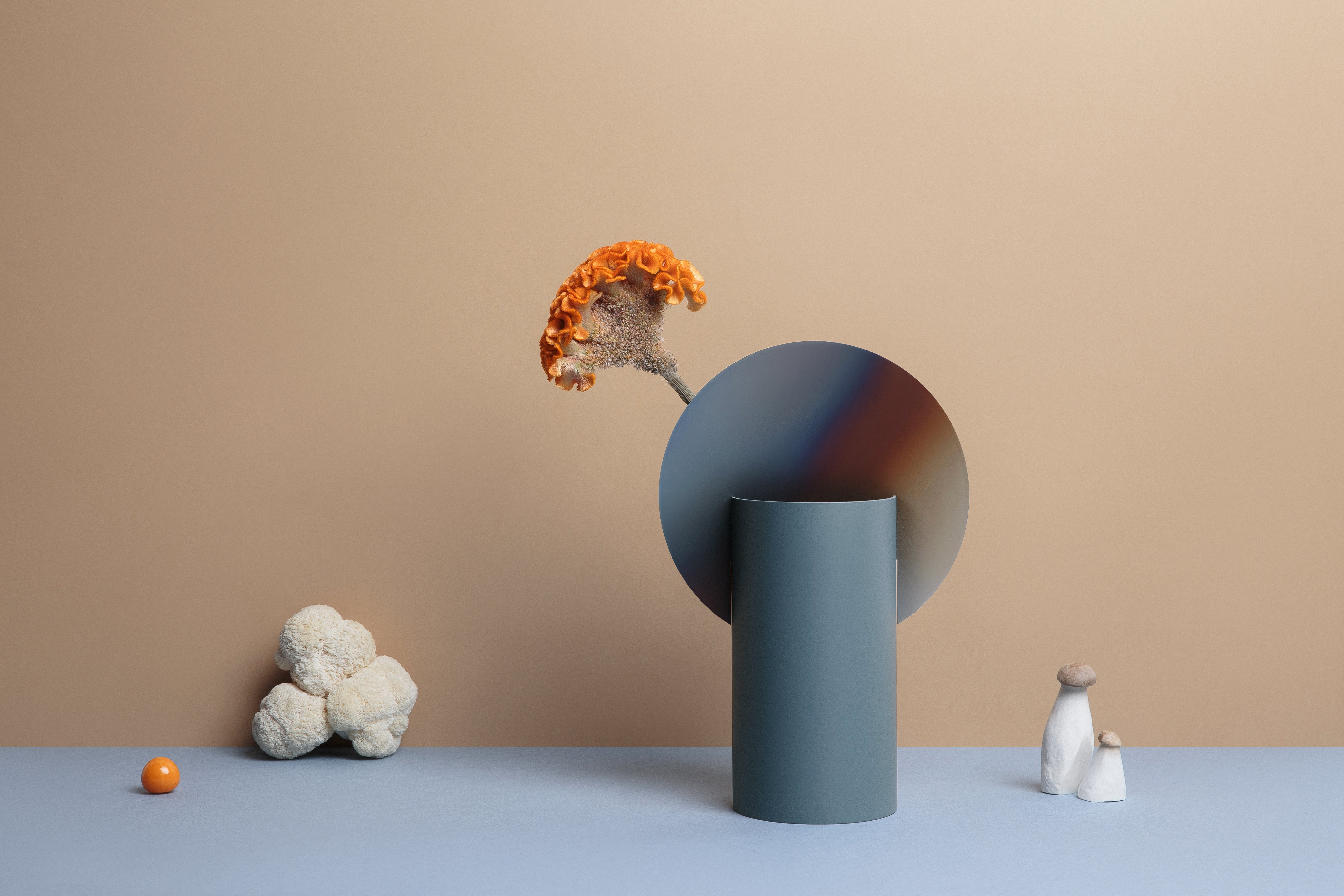 Vase MALEVICH - NUMMERIERTE EDITION blau mit brüniertem Stahl