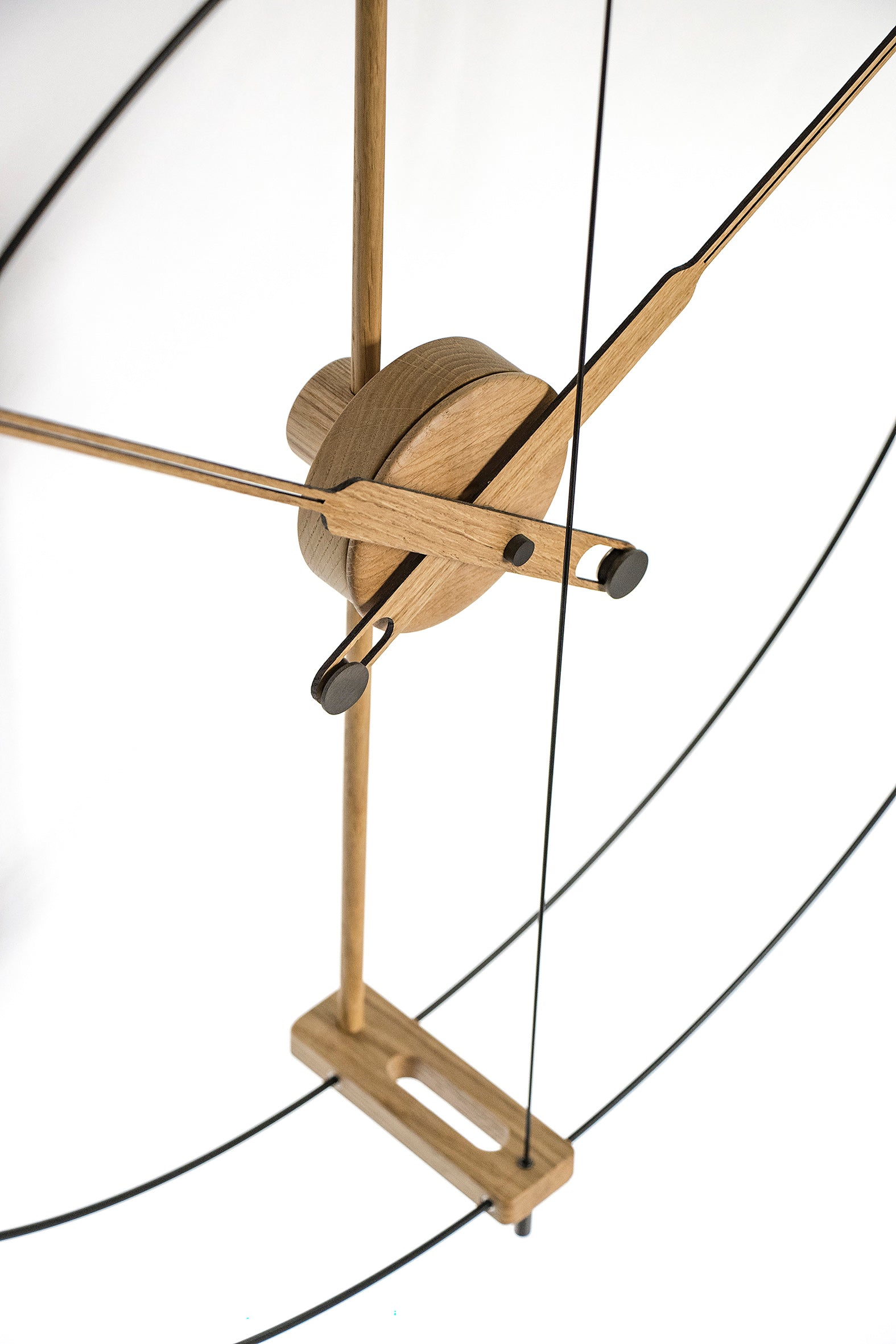 Wanduhr MINI BARCELONA PREMIUM aus Eichenholz mit schwarzer Oberfläche