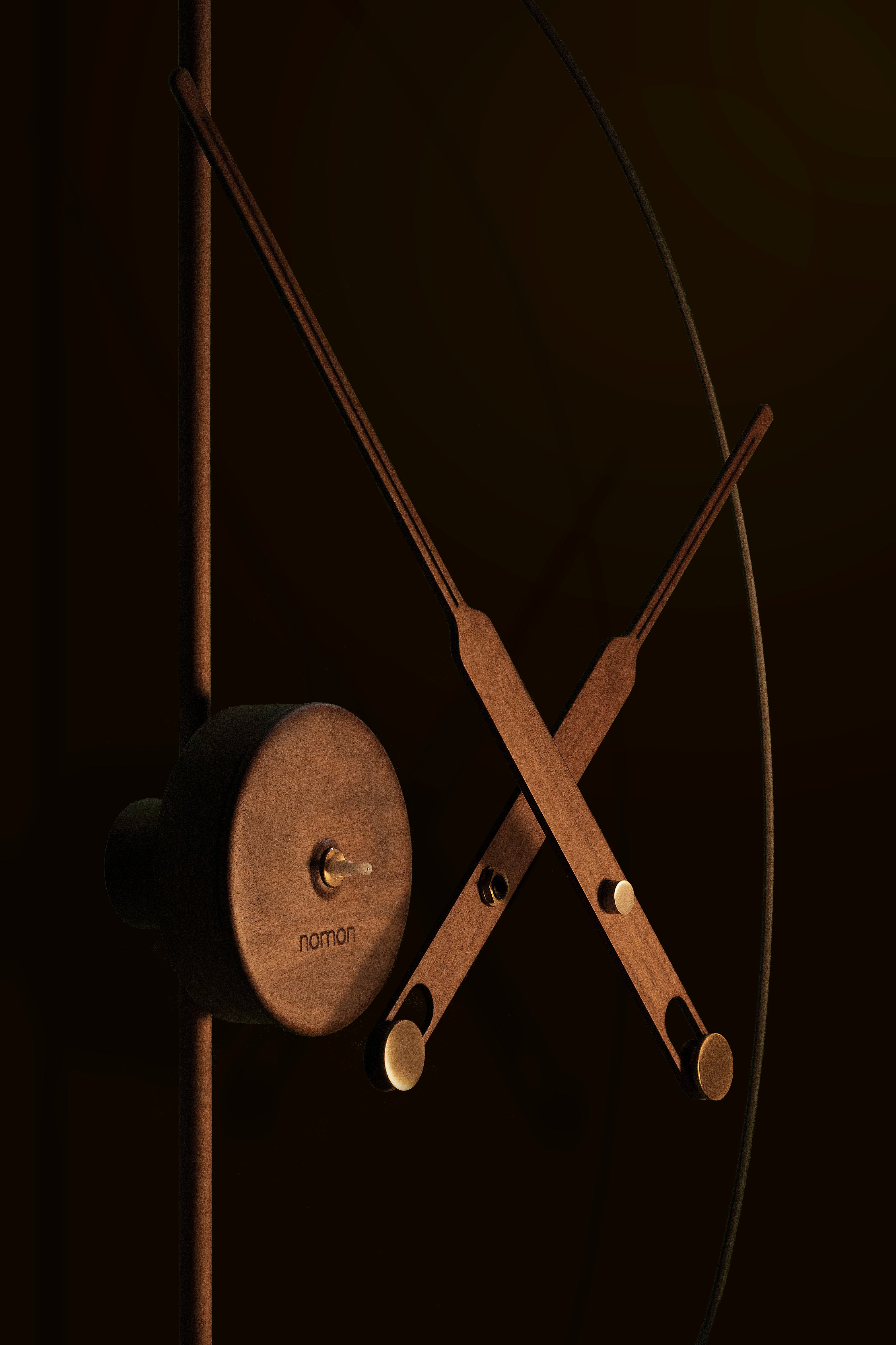 Wandklok MINI BARCELONA PREMIUM notenhout met messing afwerking