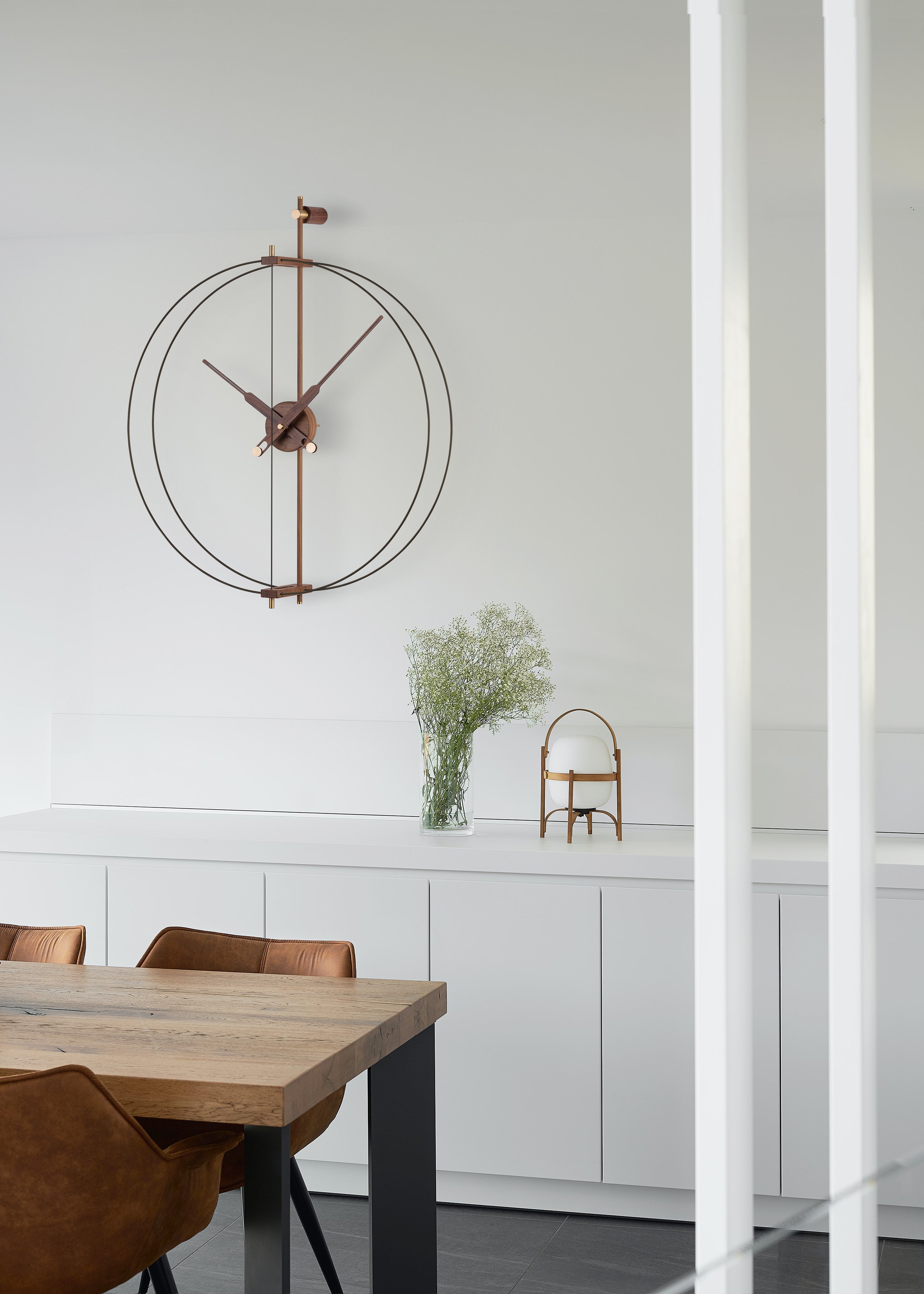 Muurklok MINI BARCELONA PREMIUM notenhout met zwarte afwerking