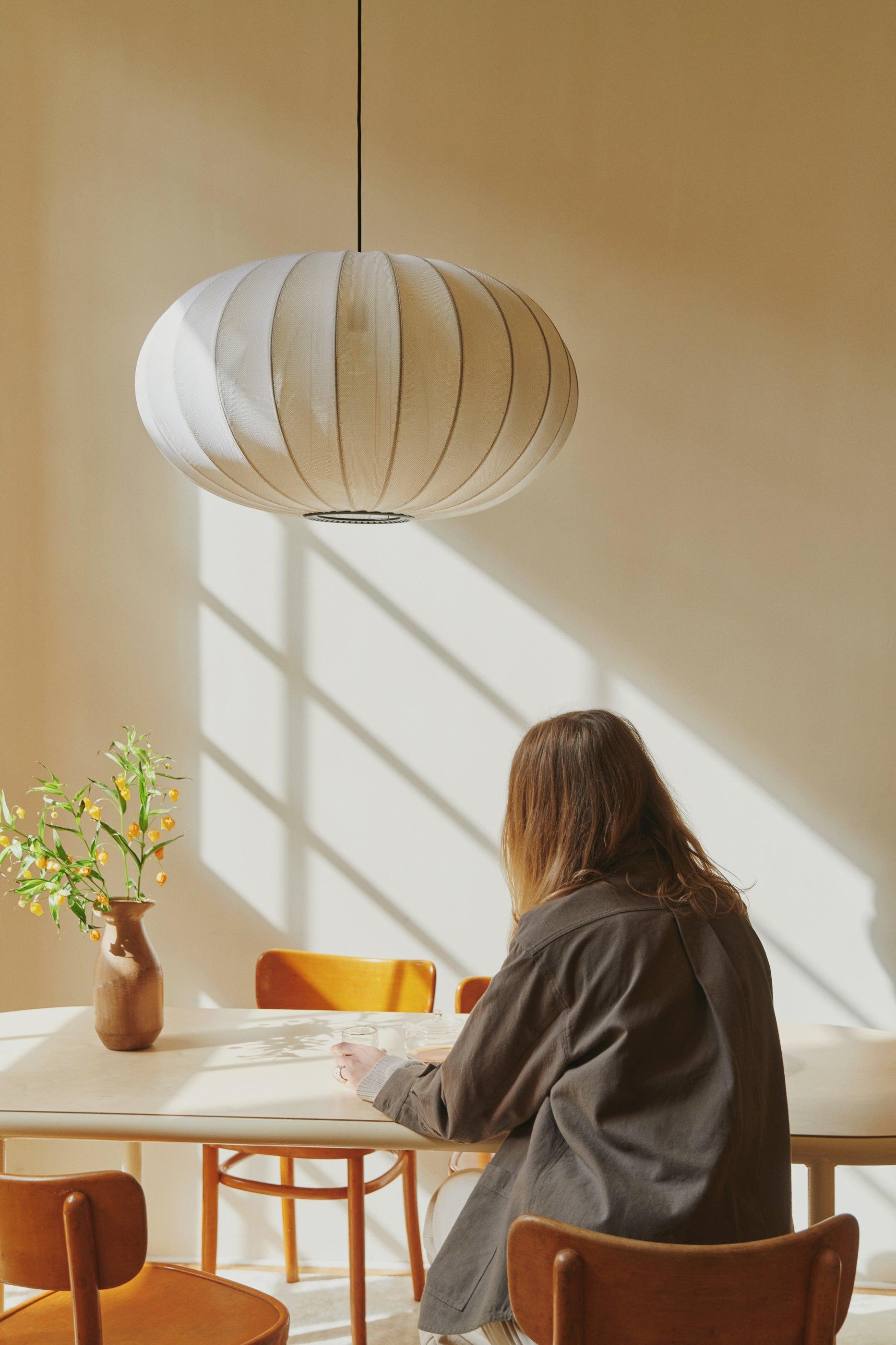 Ovale graue Hanglampe mit Strickwit.