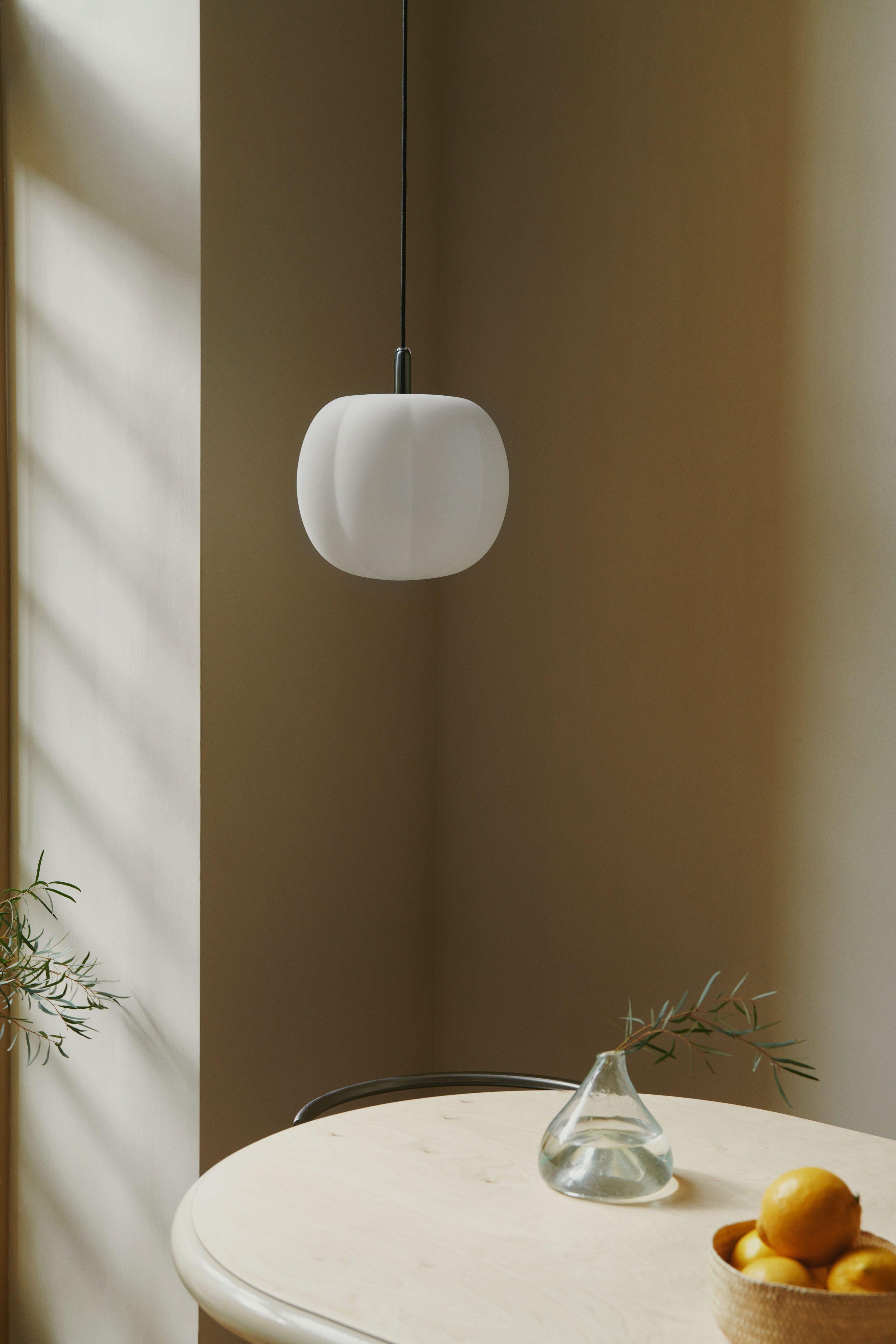 Lampa wisząca PEPO dymione szkło, marka Made by Hand