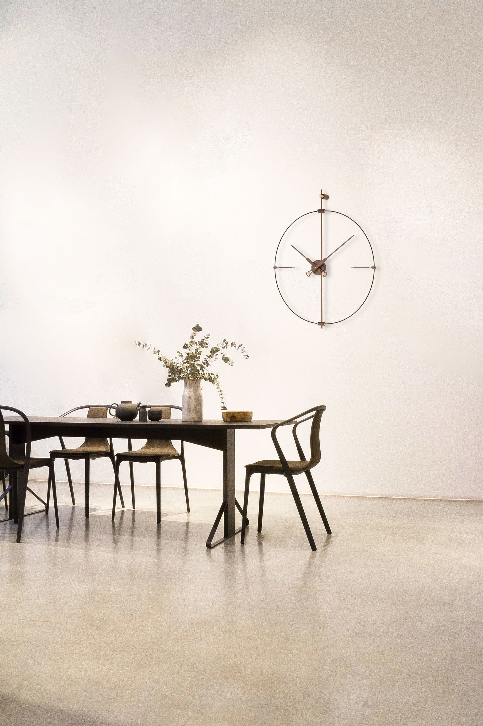 Wanduhr MINI BILBAO PREMIUM Nussbaum mit schwarzer Oberfläche